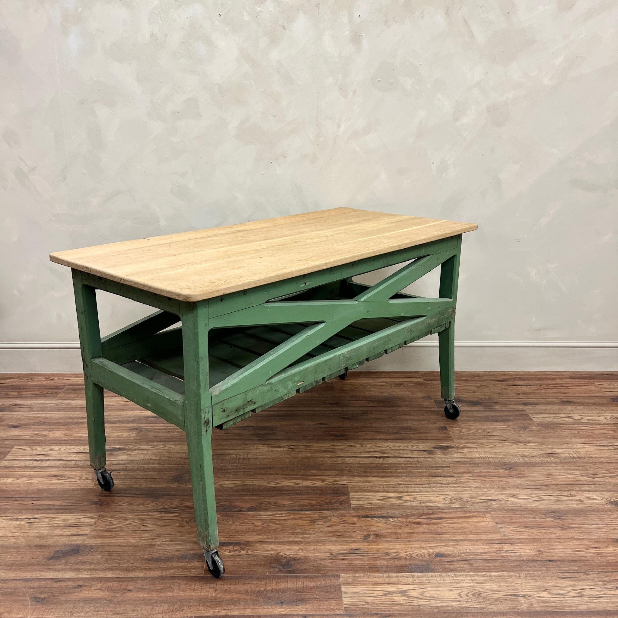 Inizio XX secolo Tavolo da cucina Oak Prep Table Isola Verde in vendita