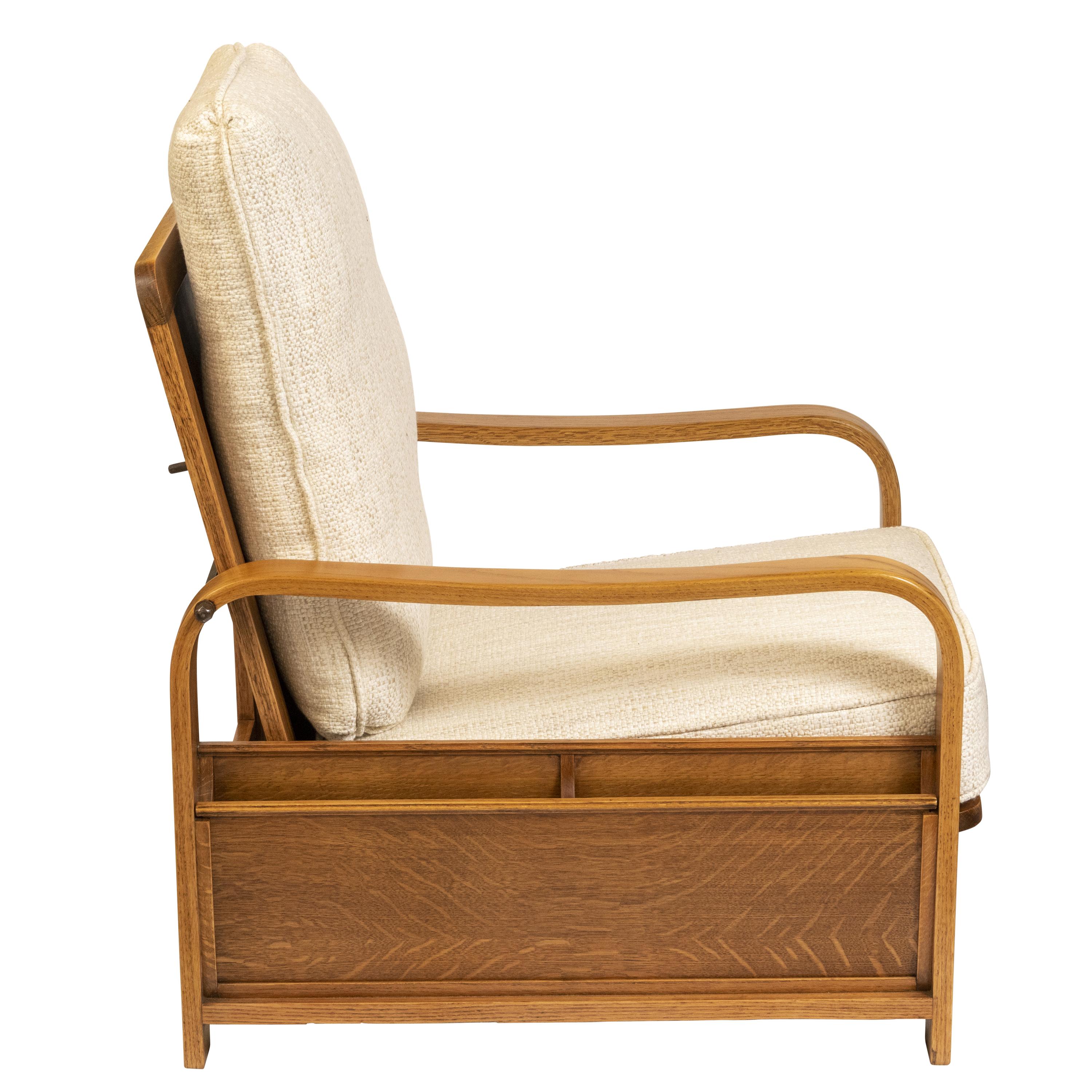 Rara poltrona reclinabile in Oak.
A cura di Heal's of London.
Semplice meccanismo di scorrimento per reclinare e tasche per riviste su entrambi i lati.
Inglese Circa 1930