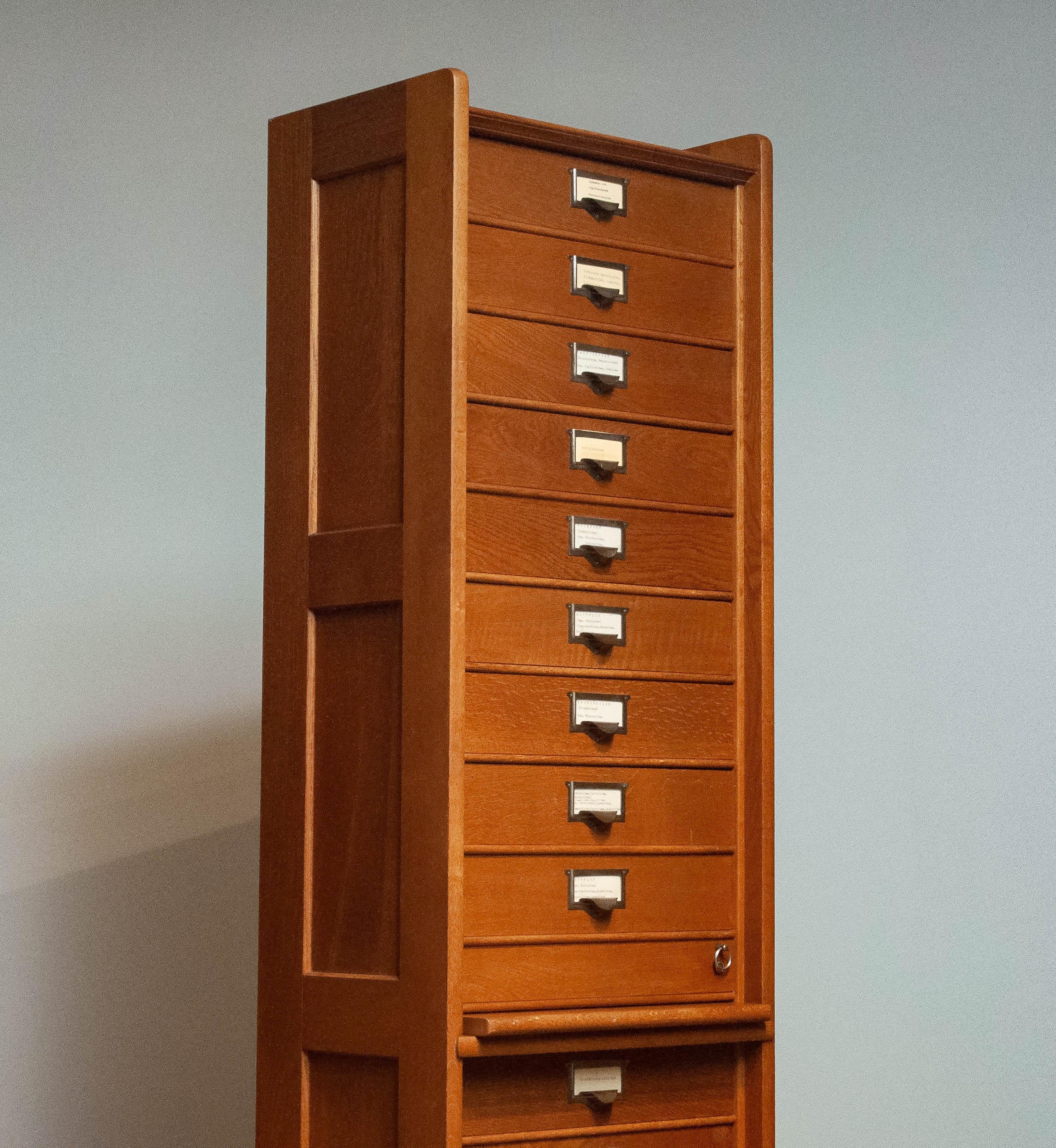 Oak Rectangular Drawer / Archive / Entomology Cabinet by Atvidabergs Sweden 1940 In Good Condition In Silvolde, Gelderland