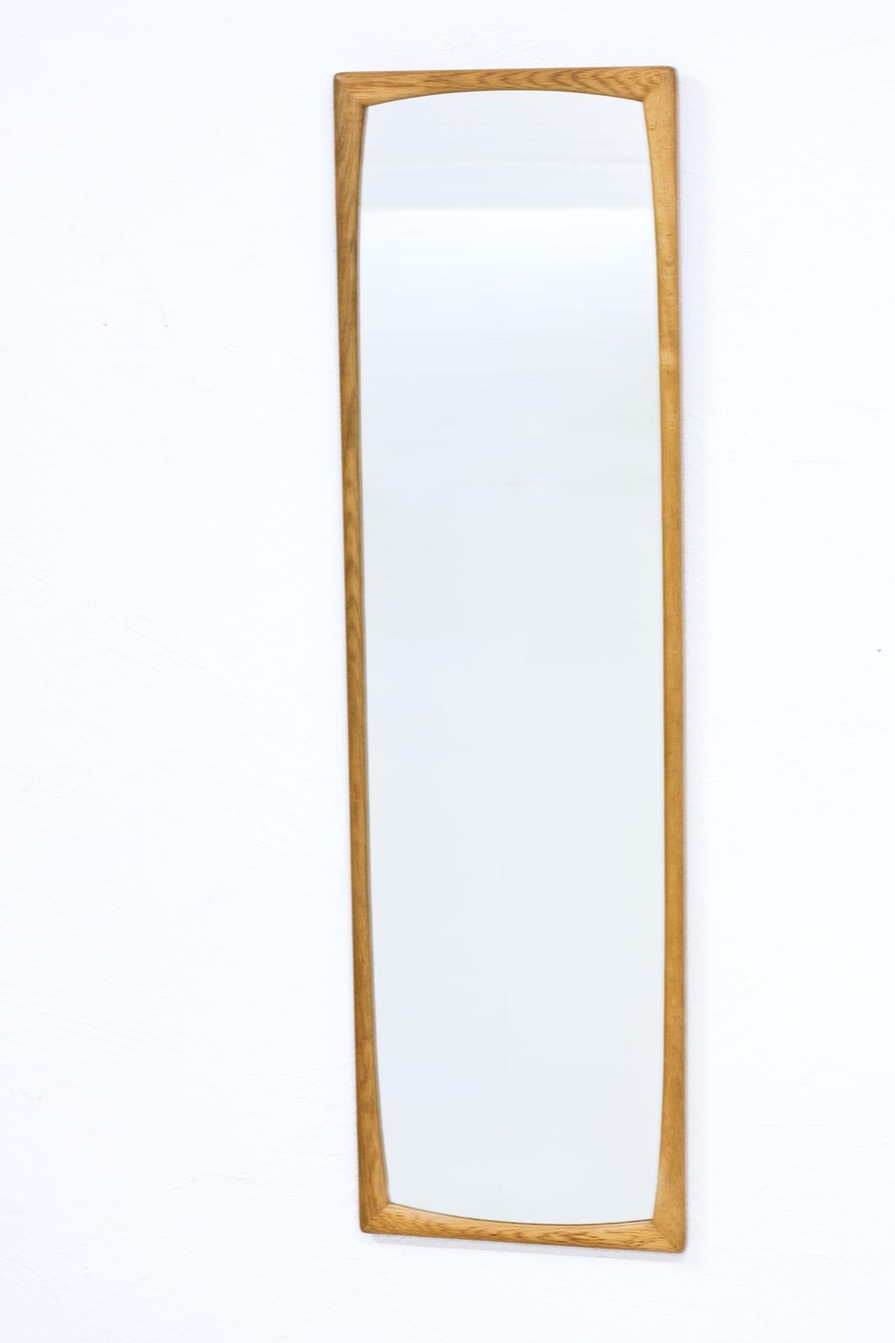 Rectangular wall mirror model “619?
manufactured by Fröseke in Sweden
during the 1950s. Solid oak frame.