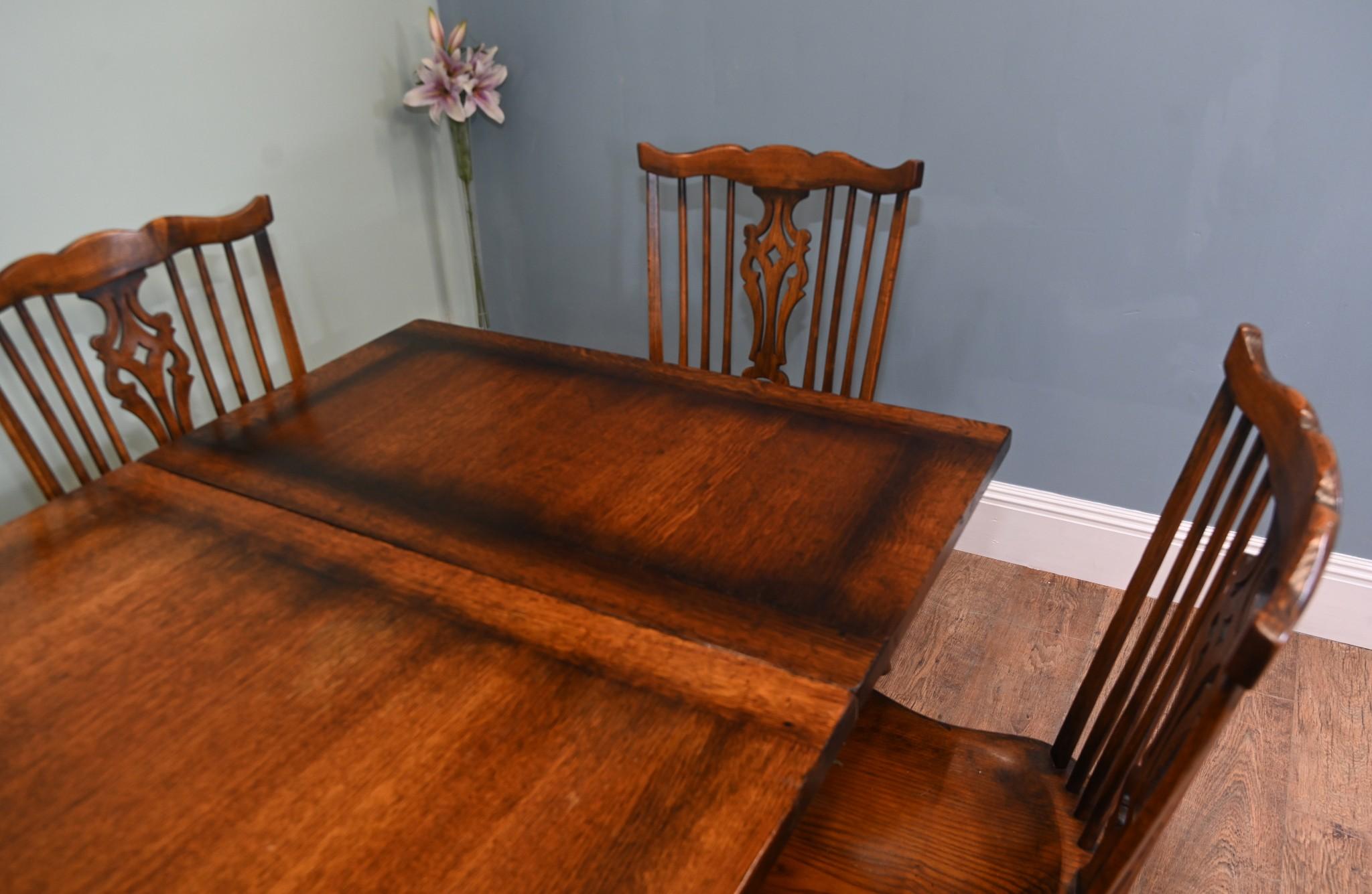 Questo è davvero il pezzo forte della cucina casalinga.
Uno splendido tavolo da refettorio allungabile in Oak con un set di 8 sedie Windsor abbinato
Il tavolo si allunga grazie a due foglie extra alle due estremità che si estraggono e aggiungono 21