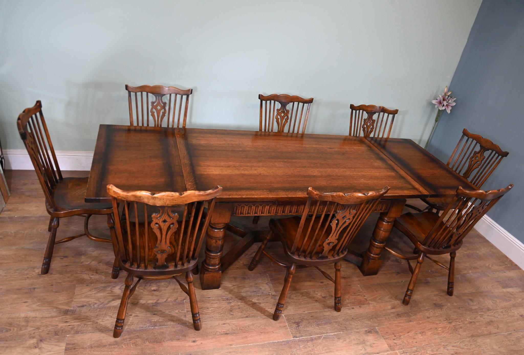 Fine XX secolo Tavolo da pranzo in Oak e 8 sedie da pranzo Windsor per cucina in vendita