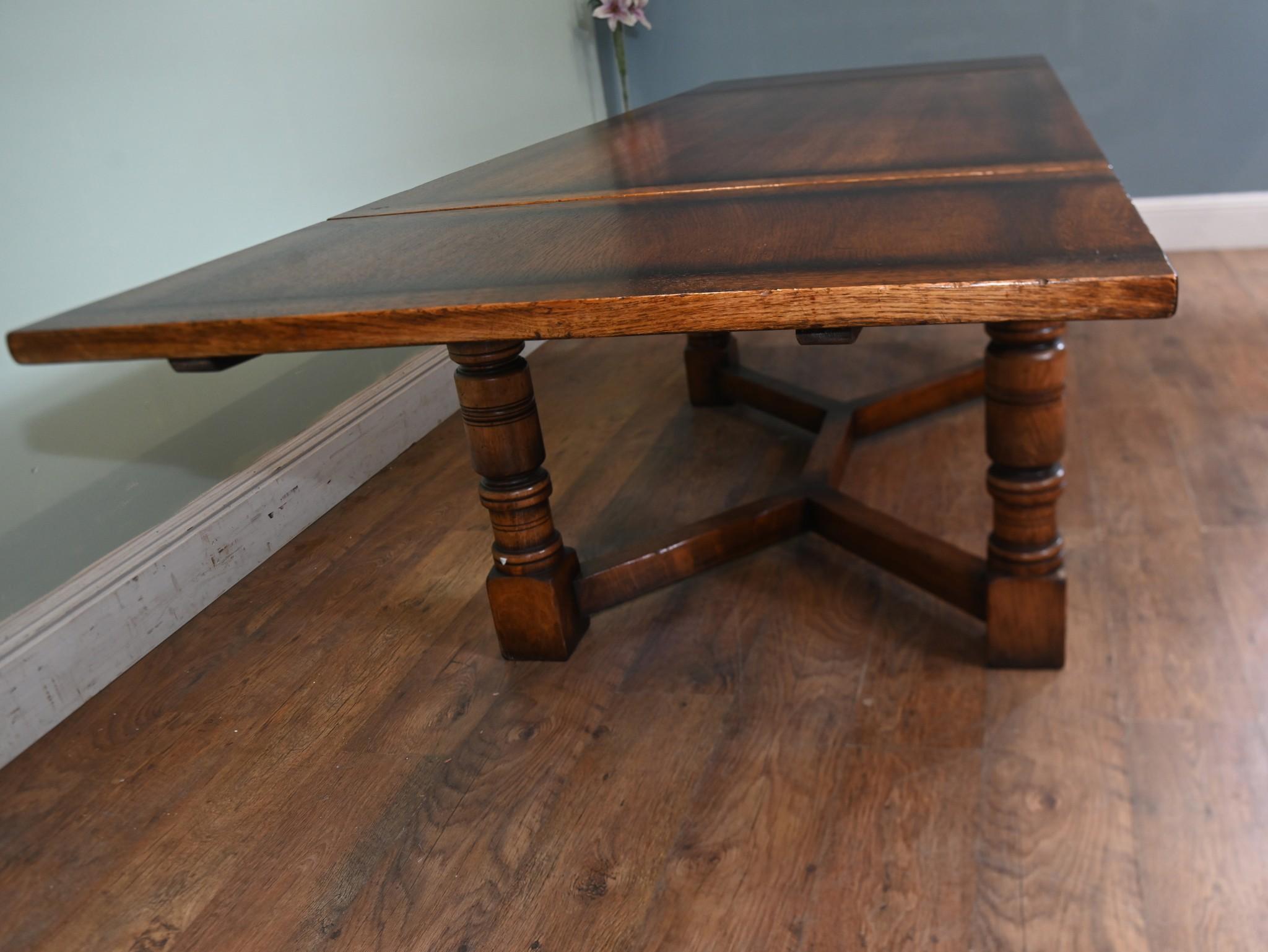 Legno Tavolo da pranzo in Oak e 8 sedie da pranzo Windsor per cucina in vendita