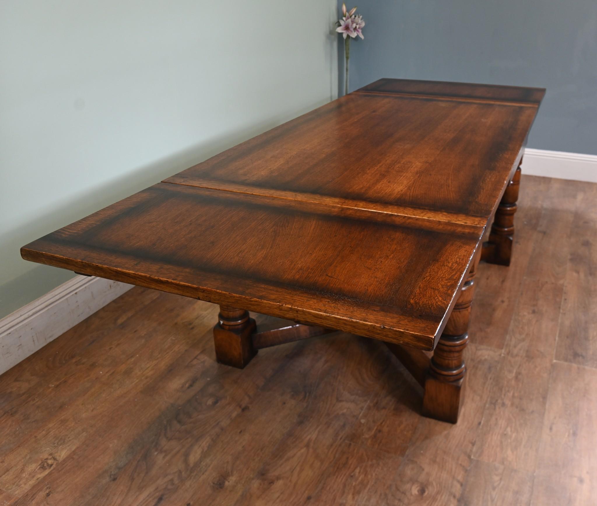Tavolo da pranzo in Oak e 8 sedie da pranzo Windsor per cucina in vendita 1