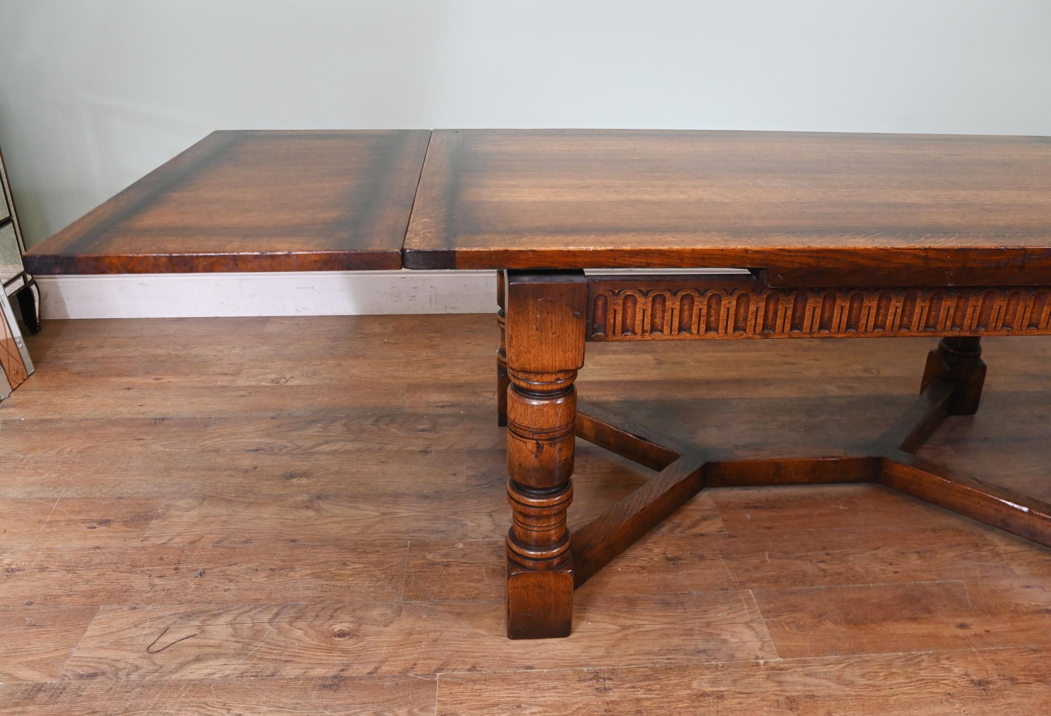Tavolo da pranzo in Oak e 8 sedie da pranzo Windsor per cucina in vendita 2