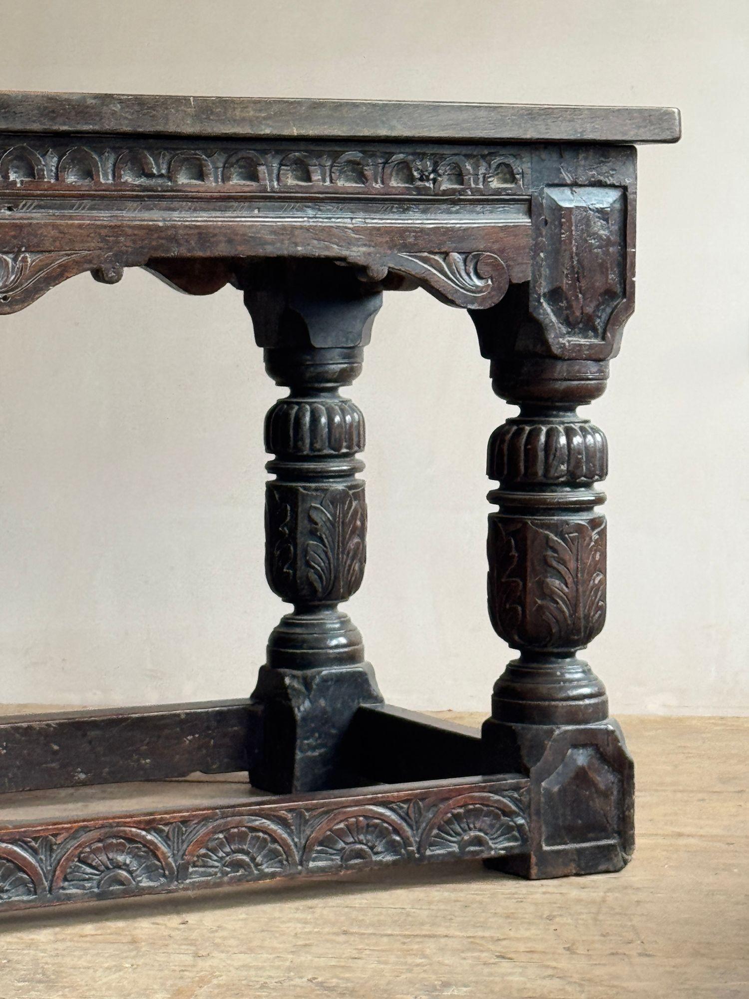 Un tavolo in quercia intagliata, con una barella piena e un fregio nullo. Molto pesante e solida, con un piano molto spesso. Probabilmente risale al XIX secolo e incorpora elementi precedenti del XVIII secolo.
Dimensioni:
H. H. 81,5 cm
W 170cm
P 75cm