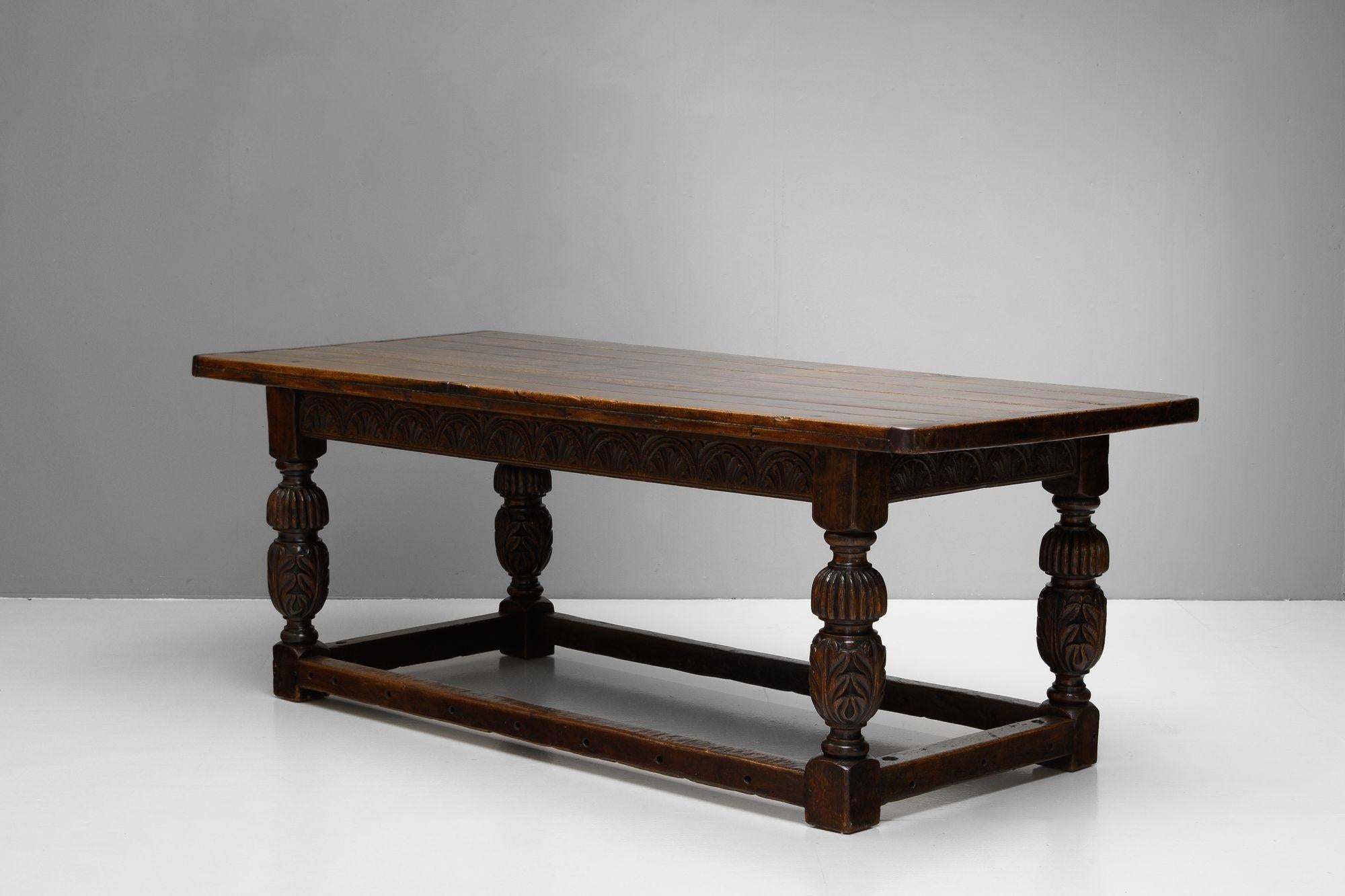 Refektoriumstisch aus Eiche mit Bohlenplatte auf Lattenrost. K.K. um 1850.

H 79cm x B 220cm x T 93cm