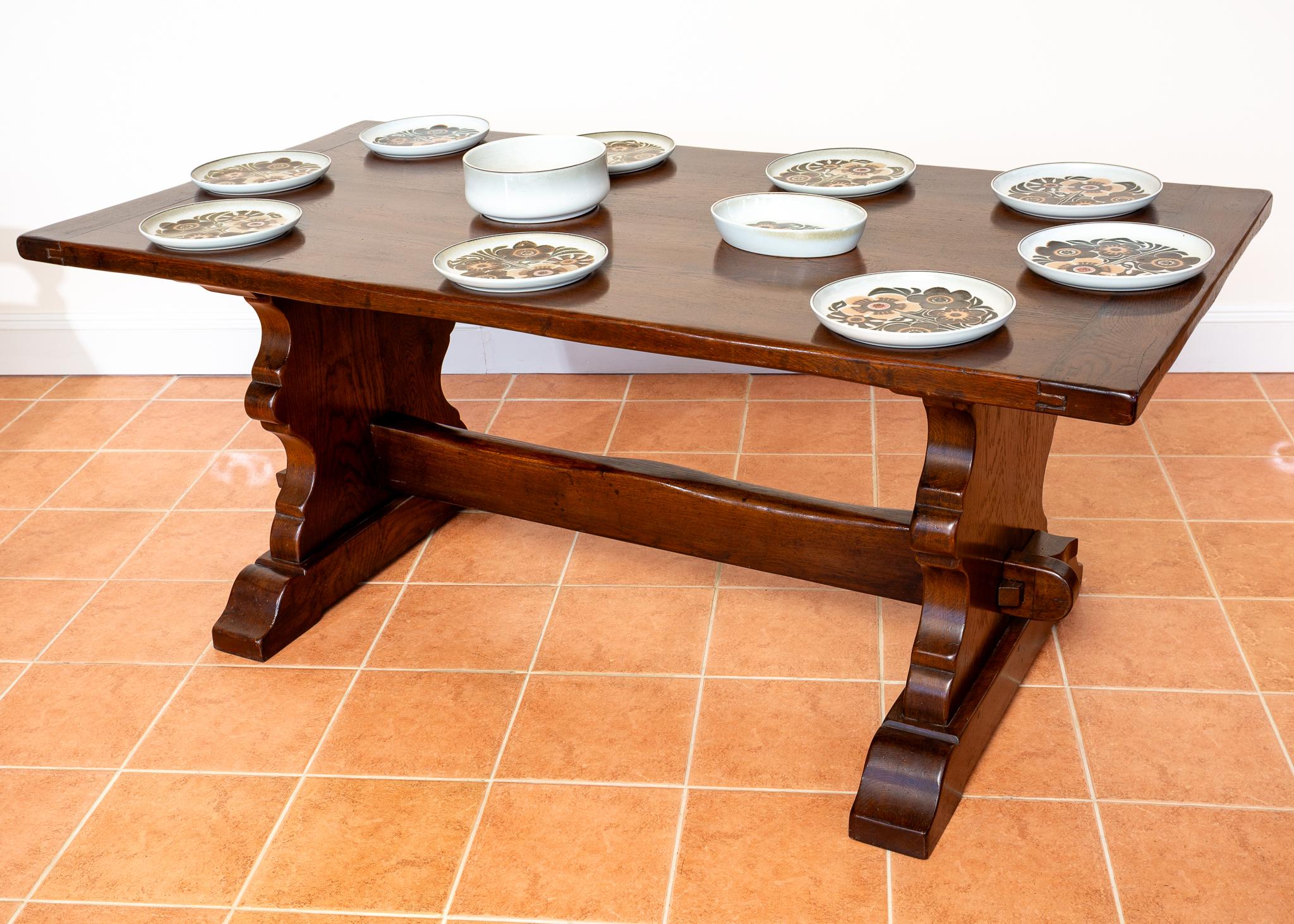 Une magnifique, impressionnante et rare table de salle à manger à tréteaux en chêne de ferme française en parfait état d'ancienneté. Probablement fabriquée en France au début du XXe siècle ou peut-être plus tôt, cette table de réfectoire étonnante