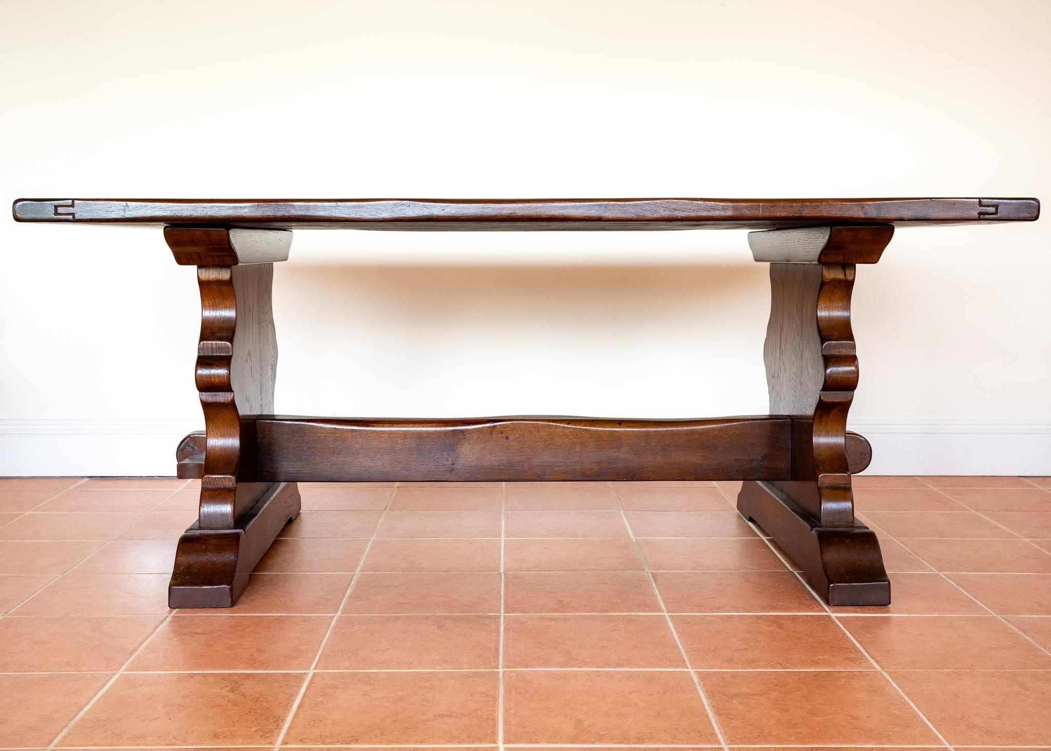 Sculpté à la main Table de salle à manger à tréteaux de réfectoire en chêne, ancienne ferme française, début du 20e siècle en vente