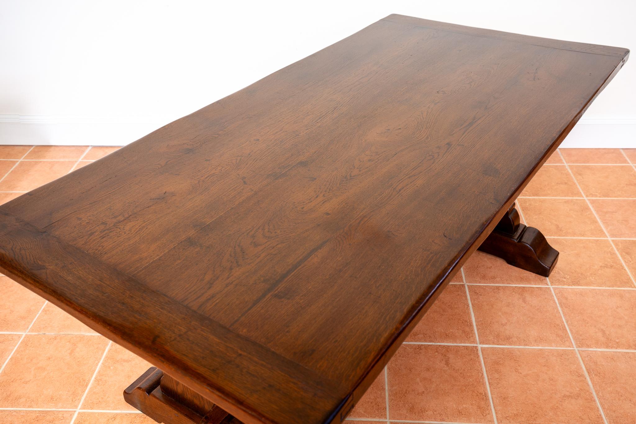 Table de salle à manger à tréteaux de réfectoire en chêne, ancienne ferme française, début du 20e siècle Bon état - En vente à London, GB