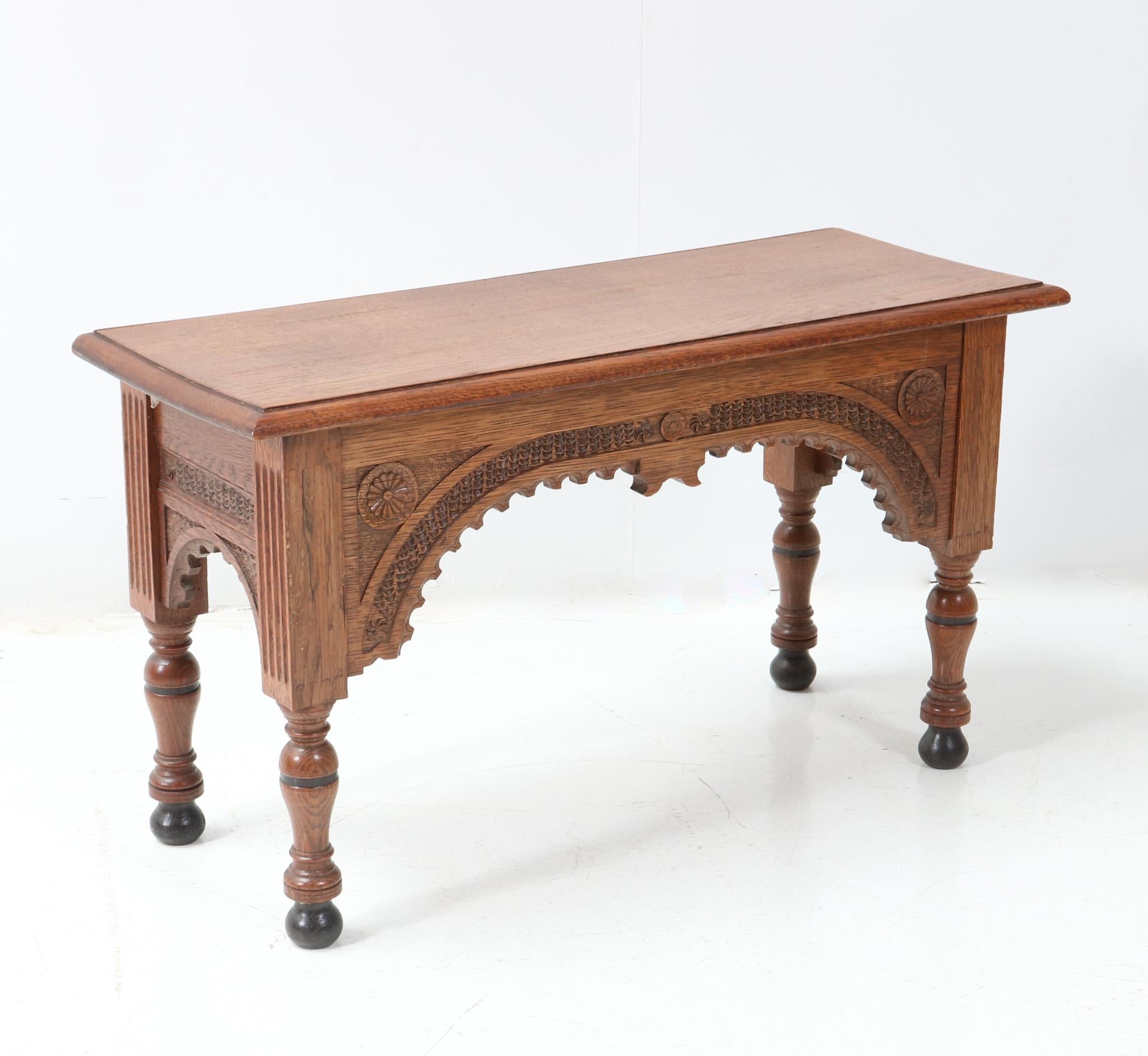 Néerlandais Petit banc ou table d'appoint en Oak de style Renaissance, années 1950 en vente