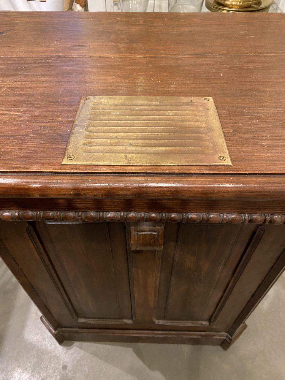 Authentic and charming French oak customer counter / desk. In its heyday would have stood in a brasserie / bistro in the gourmet city of Lyon, and welcomed expectant guests.

The almost 100-year-old bar counter is a piece of solid carpentry work,
