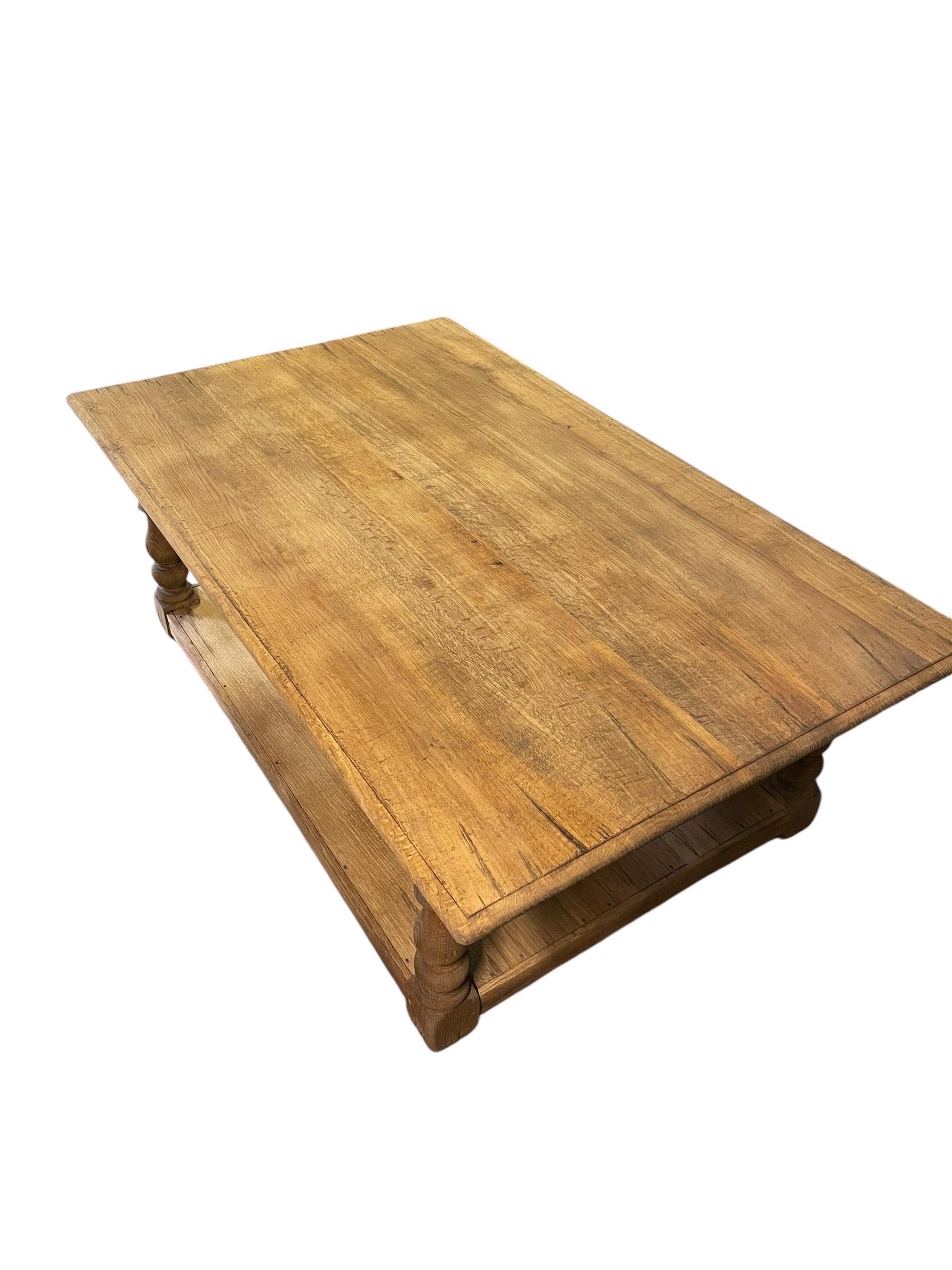 Table basse à tiroirs en Oak Revive
Table basse en chêne anglais de fabrication robuste, avec pieds tournés, étagère inférieure et deux tiroirs aveugles.
Refini dans une couleur chêne entièrement naturelle.

52