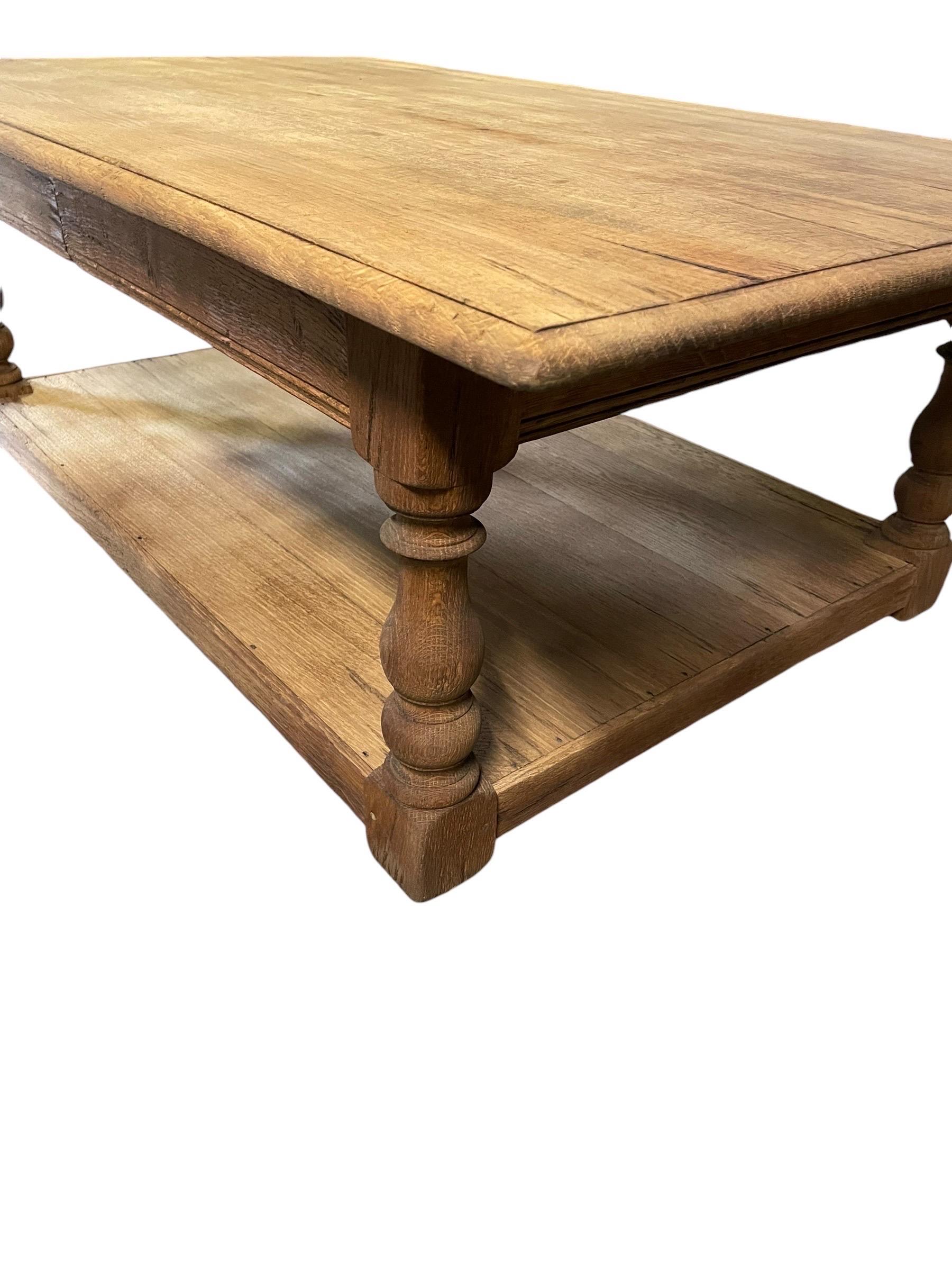 Anglais Table basse à tiroirs en Oak Revive en vente