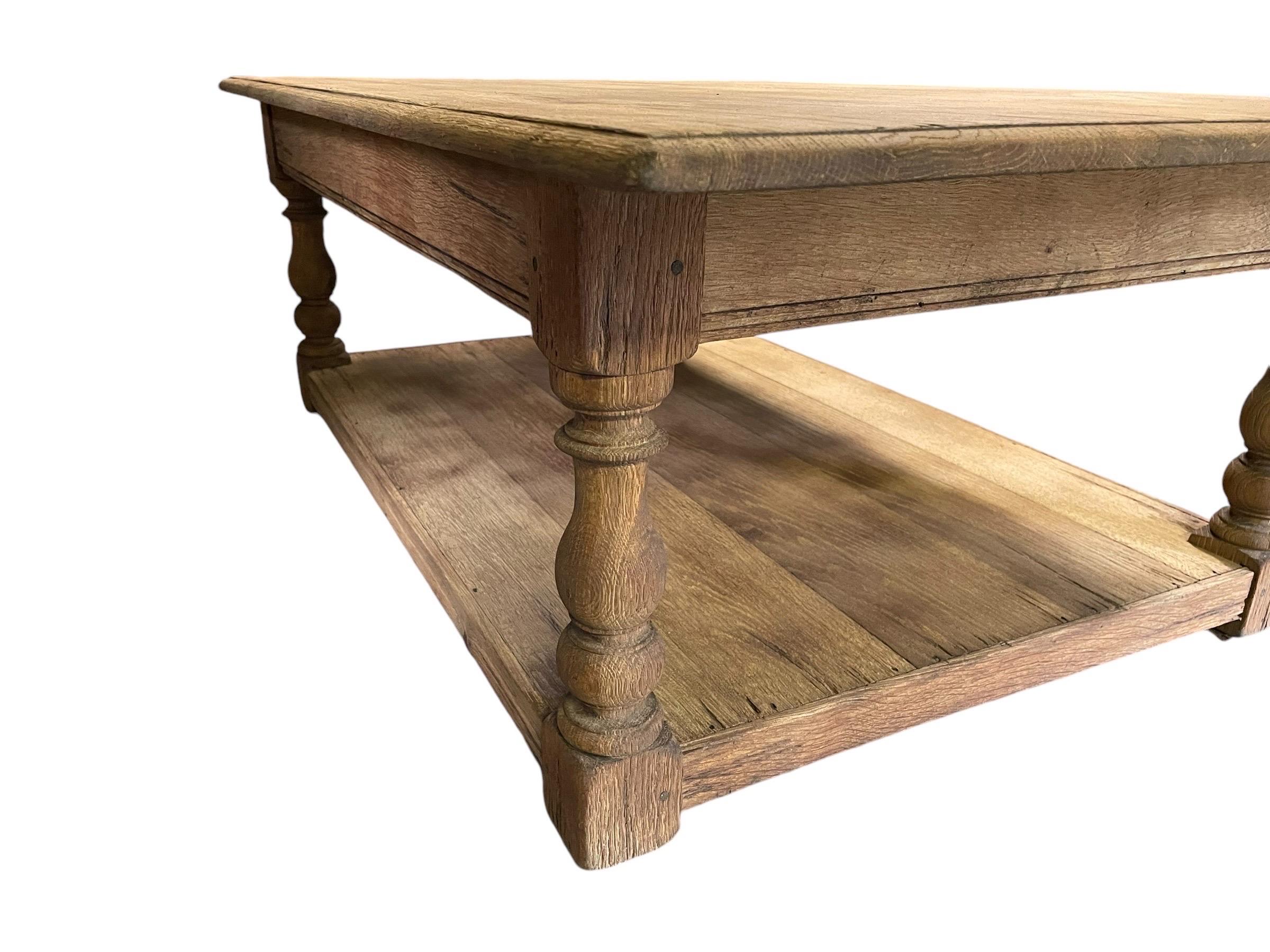 20ième siècle Table basse à tiroirs en Oak Revive en vente