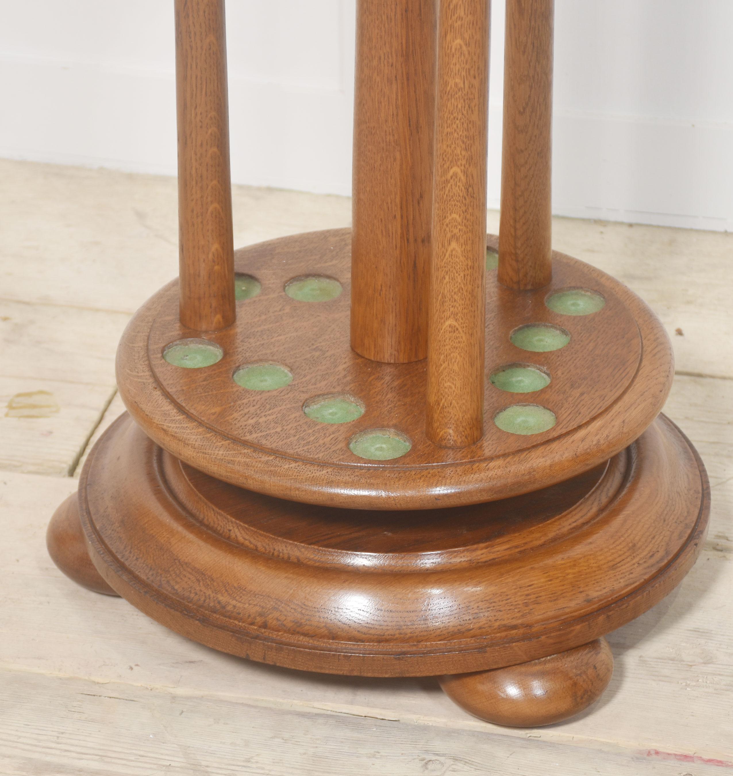 Piantana per stecche in Oak, con terminale centrale tornito sopra un porta stecche che può ospitare 12 stecche, il tutto sollevato su pilastri torniti e una base a gradini che termina con piedi a bussola.
Dimensioni
Altezza 45,5 pollici
Larghezza