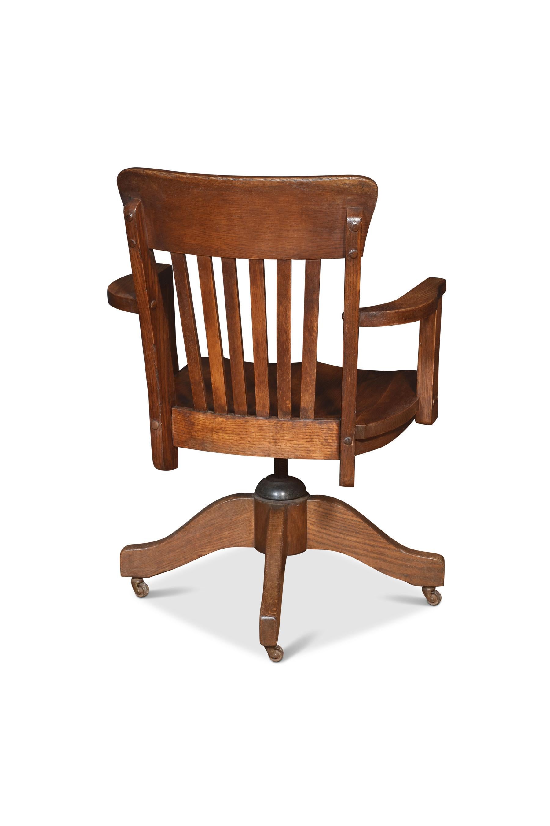Oak revolving desk chair In Good Condition For Sale In Cheshire, GB