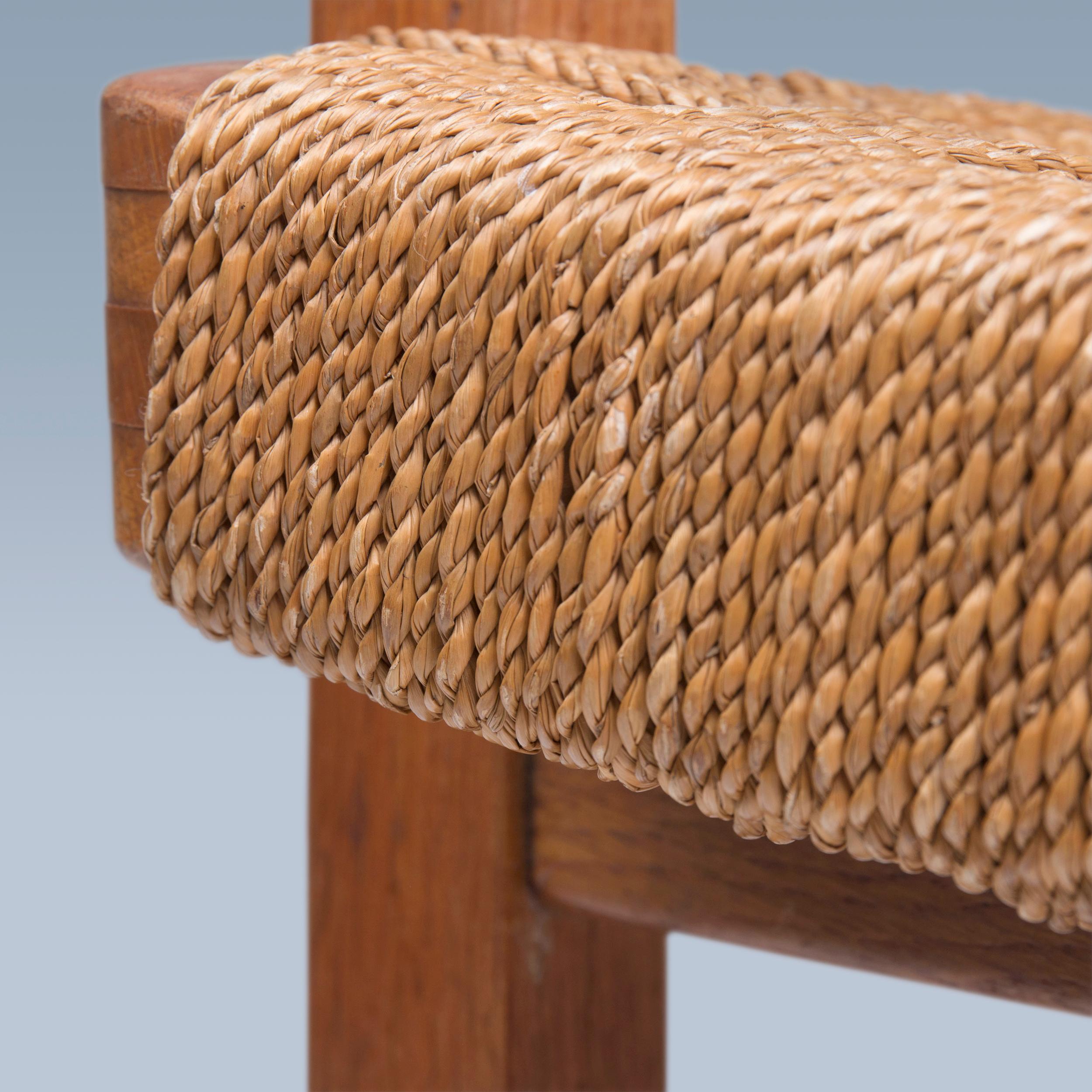 Fauteuil à bascule moderne danois en chêne avec courbes et assise en gazon.  en vente 2