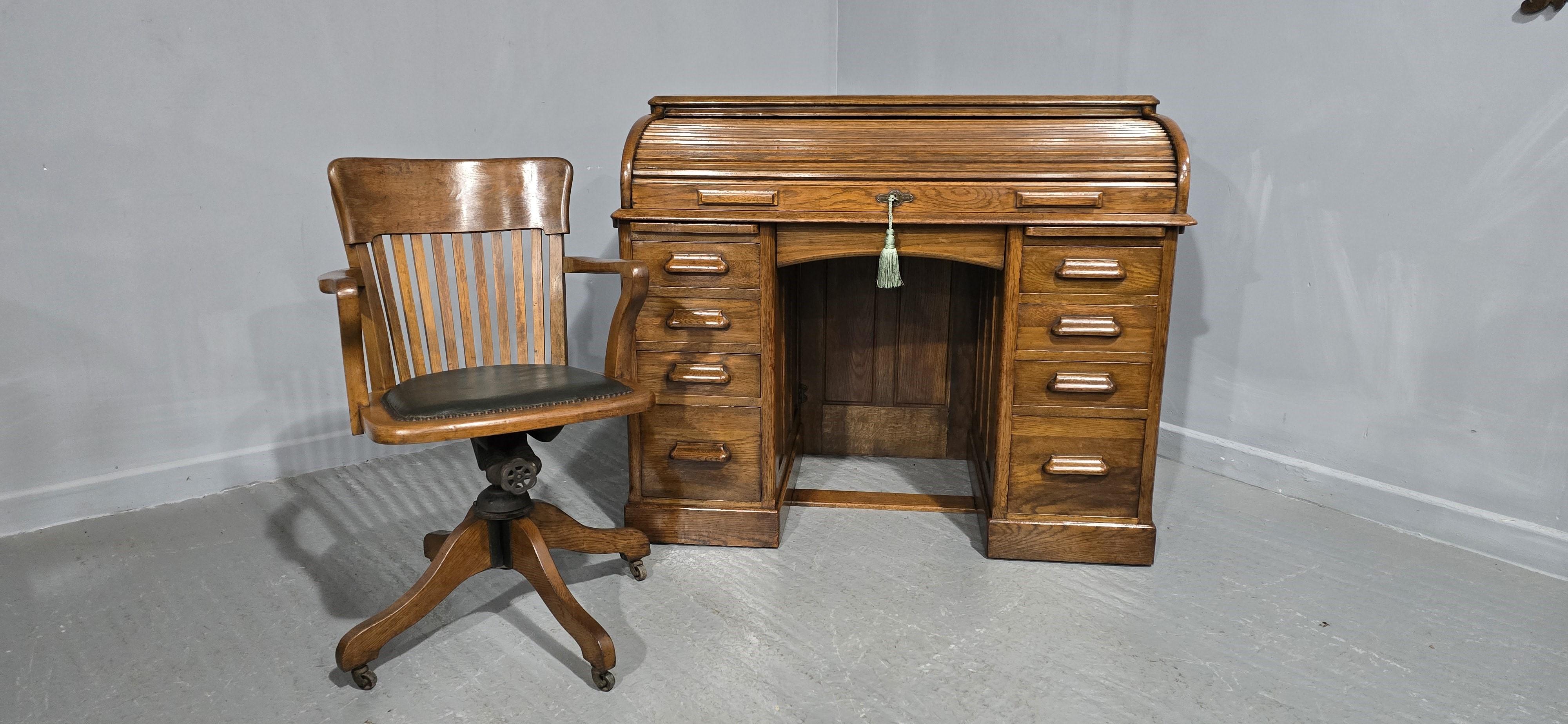 Magnifique bureau en chêne moyen avec plateau à roulettes et chaise de bureau en chêne assortie, en excellent état général, le bureau se démonte pour le transport, clé et serrure d'origine, le plateau à roulettes fonctionne sans problème, la chaise