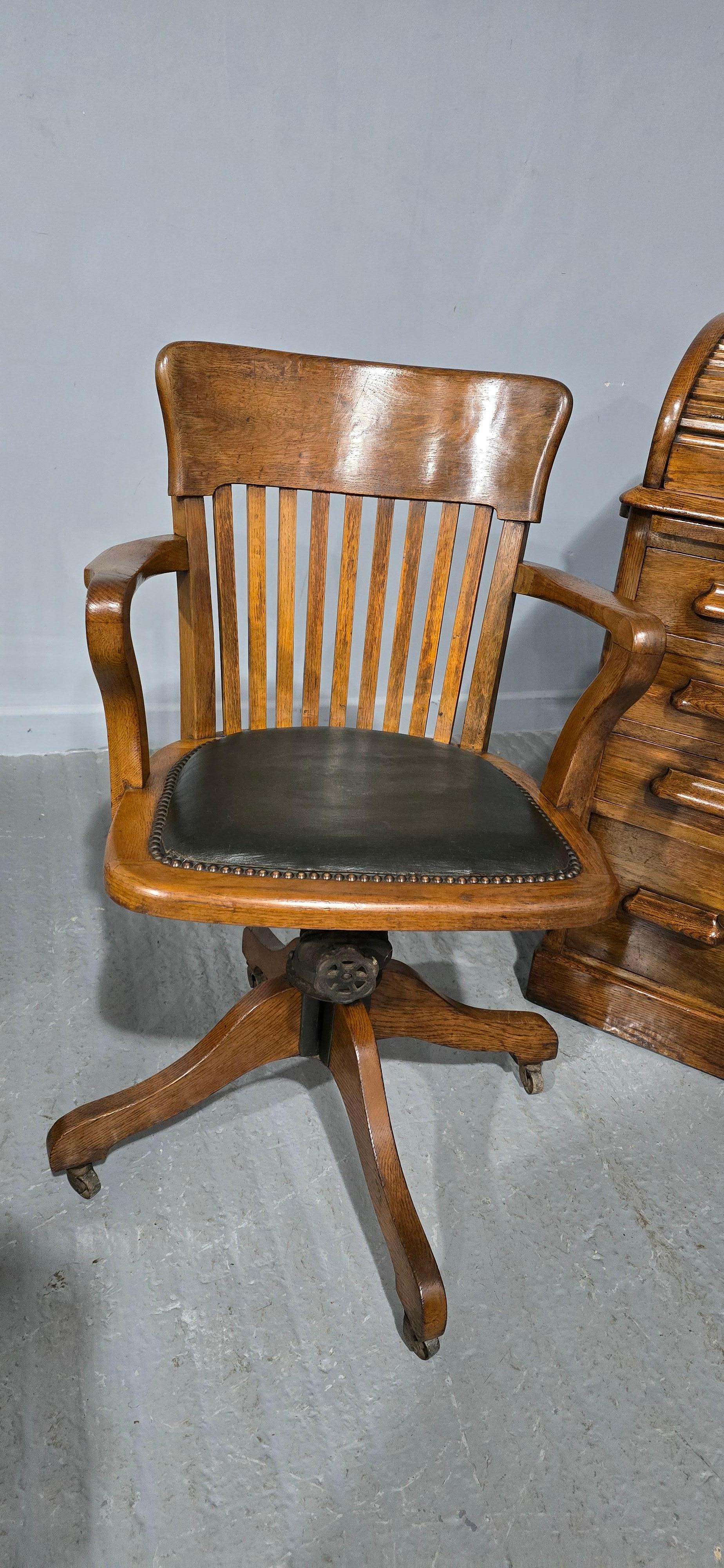 Anglais Chaise de bureau assortie et plateau à roulettes en Oak en vente