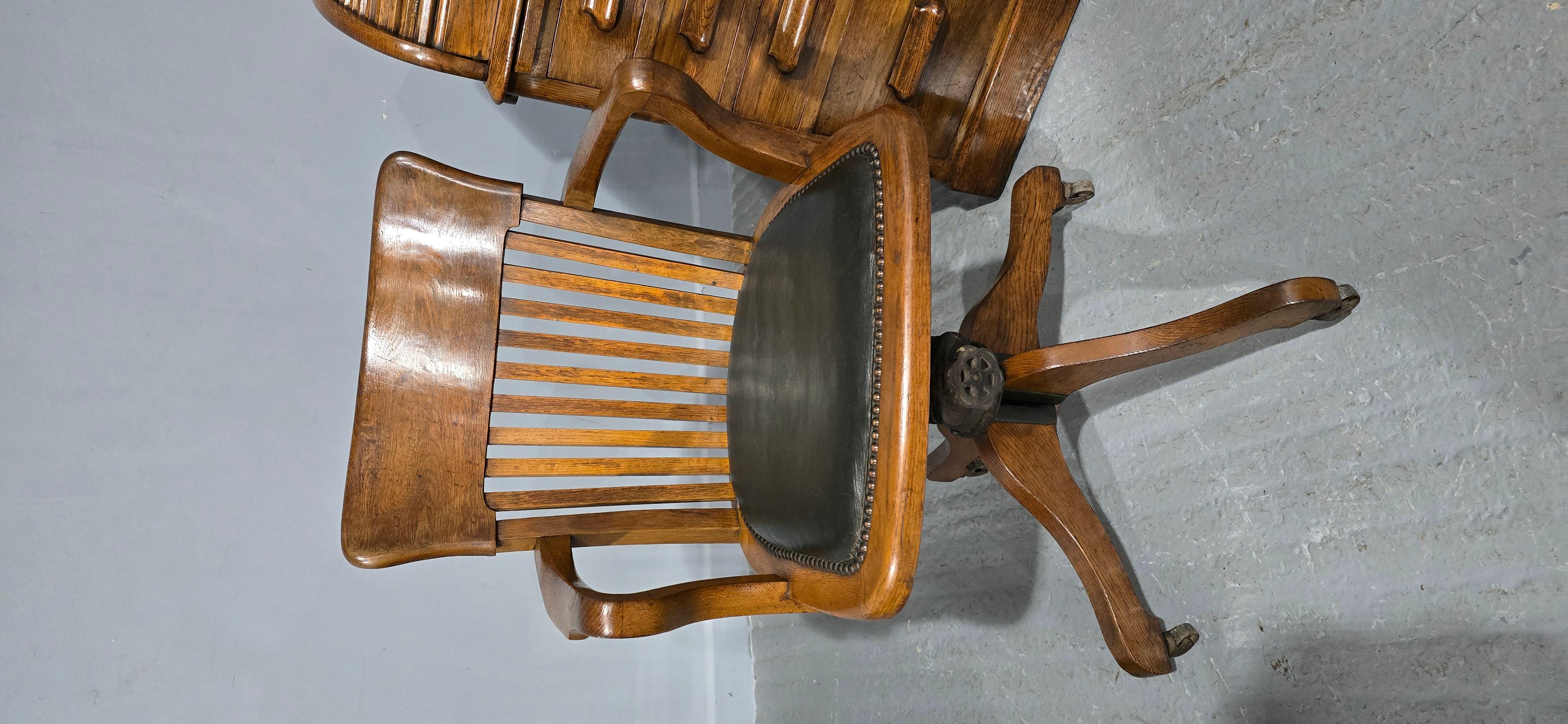 Eiche Roll Top und passender Schreibtischstuhl (Englisch) im Angebot