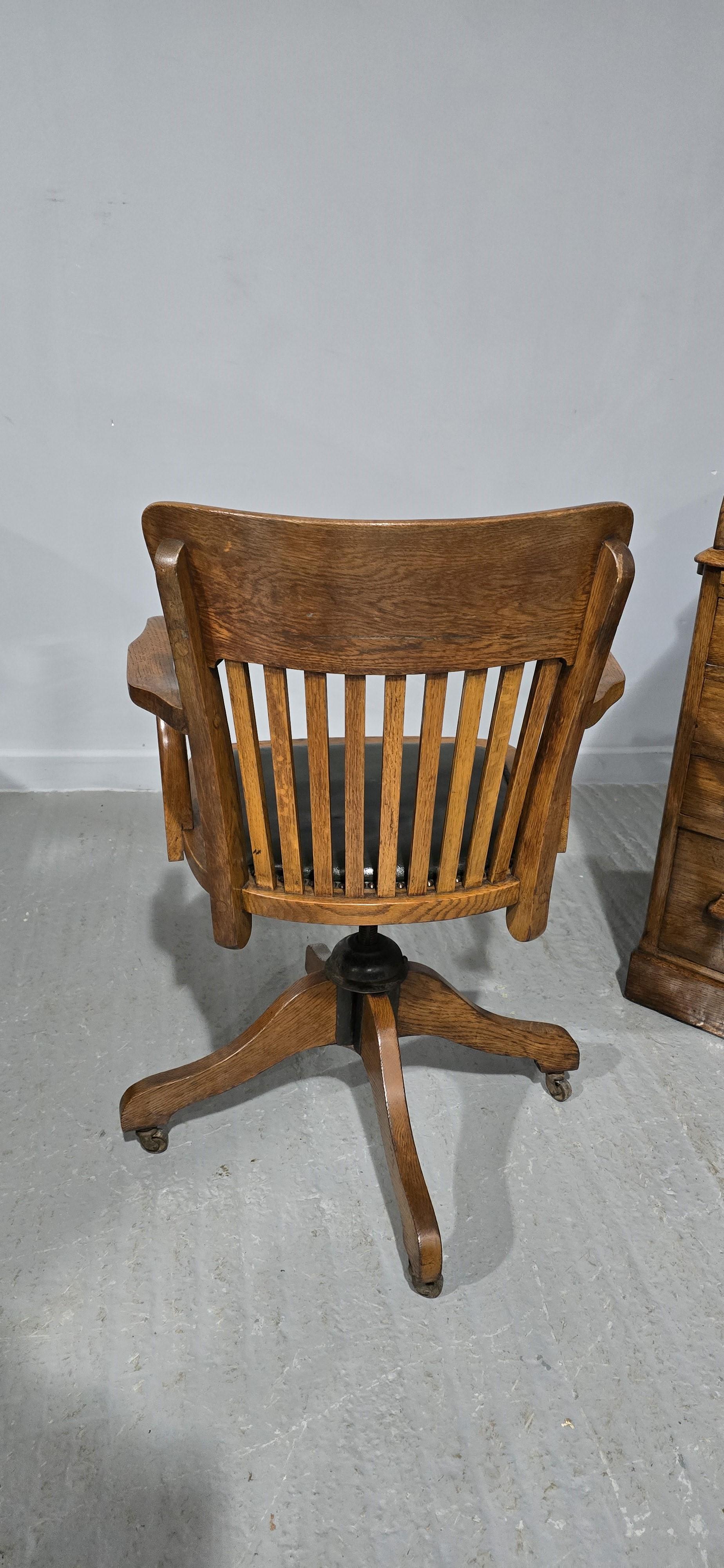 20ième siècle Chaise de bureau assortie et plateau à roulettes en Oak en vente