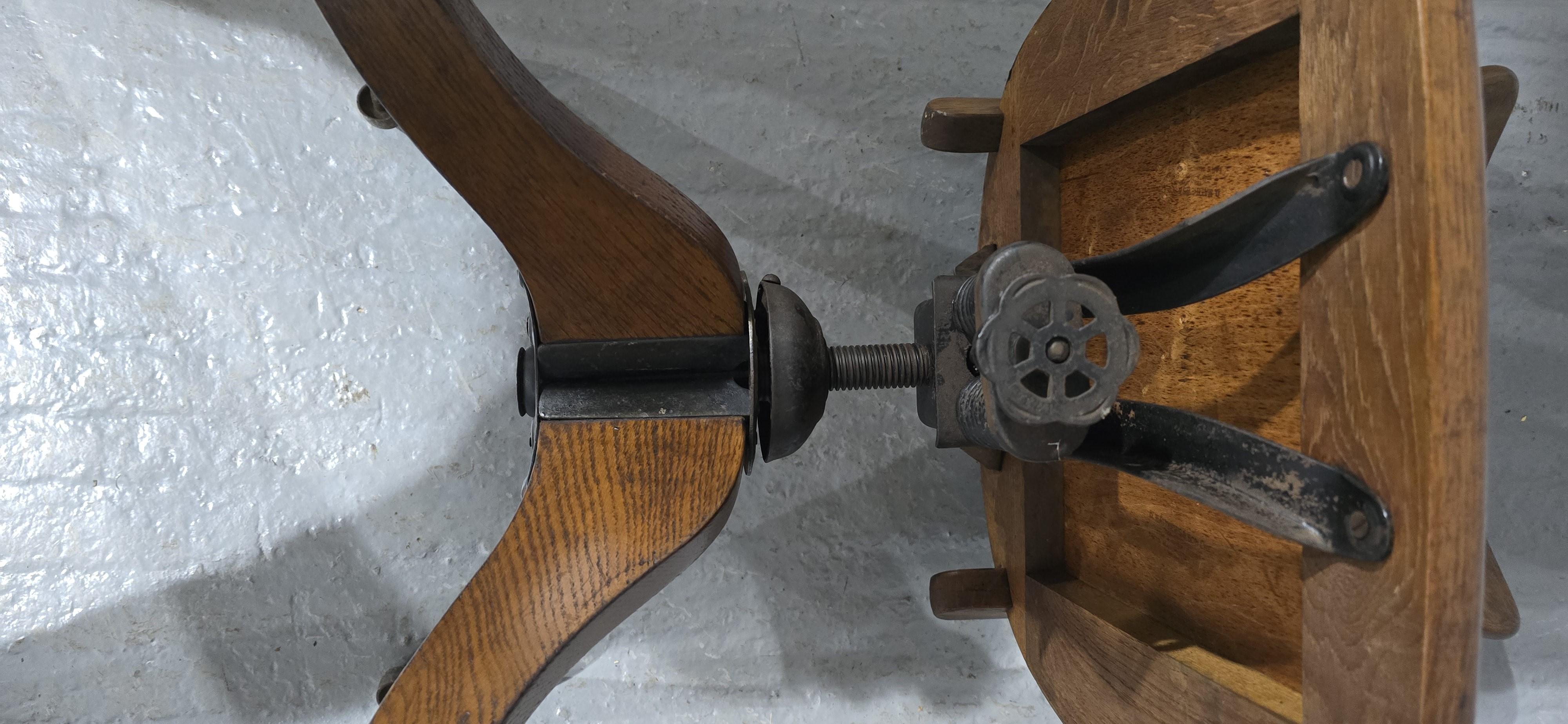 Chêne Chaise de bureau assortie et plateau à roulettes en Oak en vente