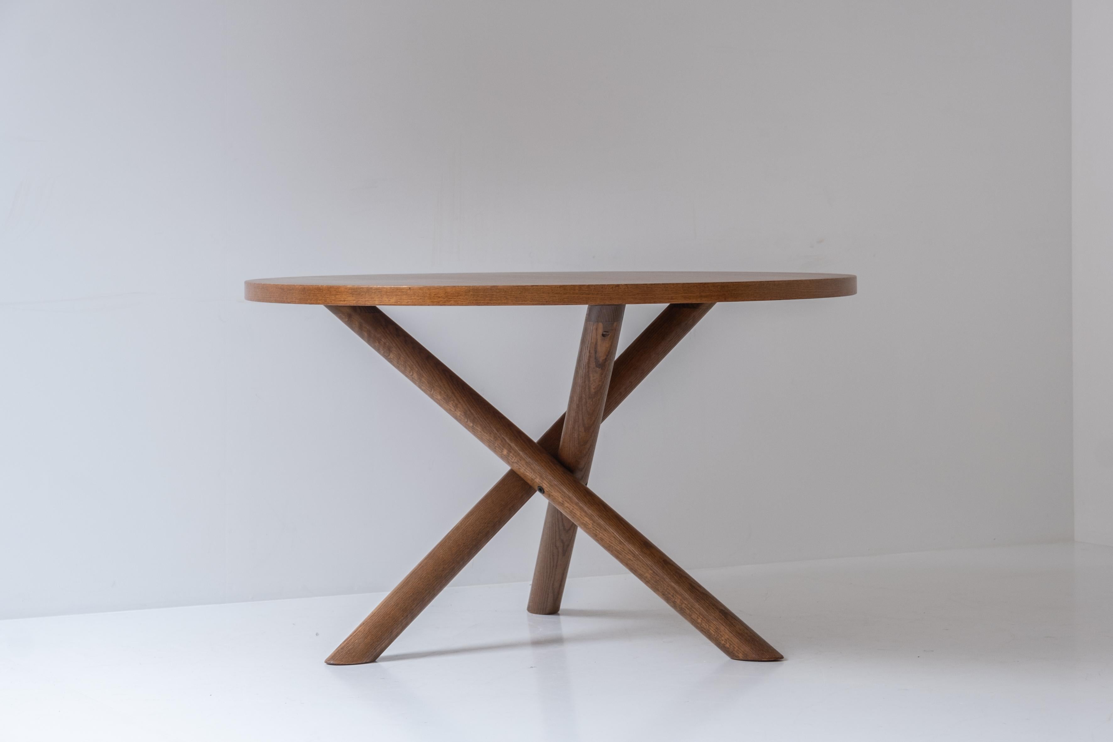 Mid-Century Modern Oak round dining table with crossed leg by Martin Visser for ‘t Spectrum, 1960s