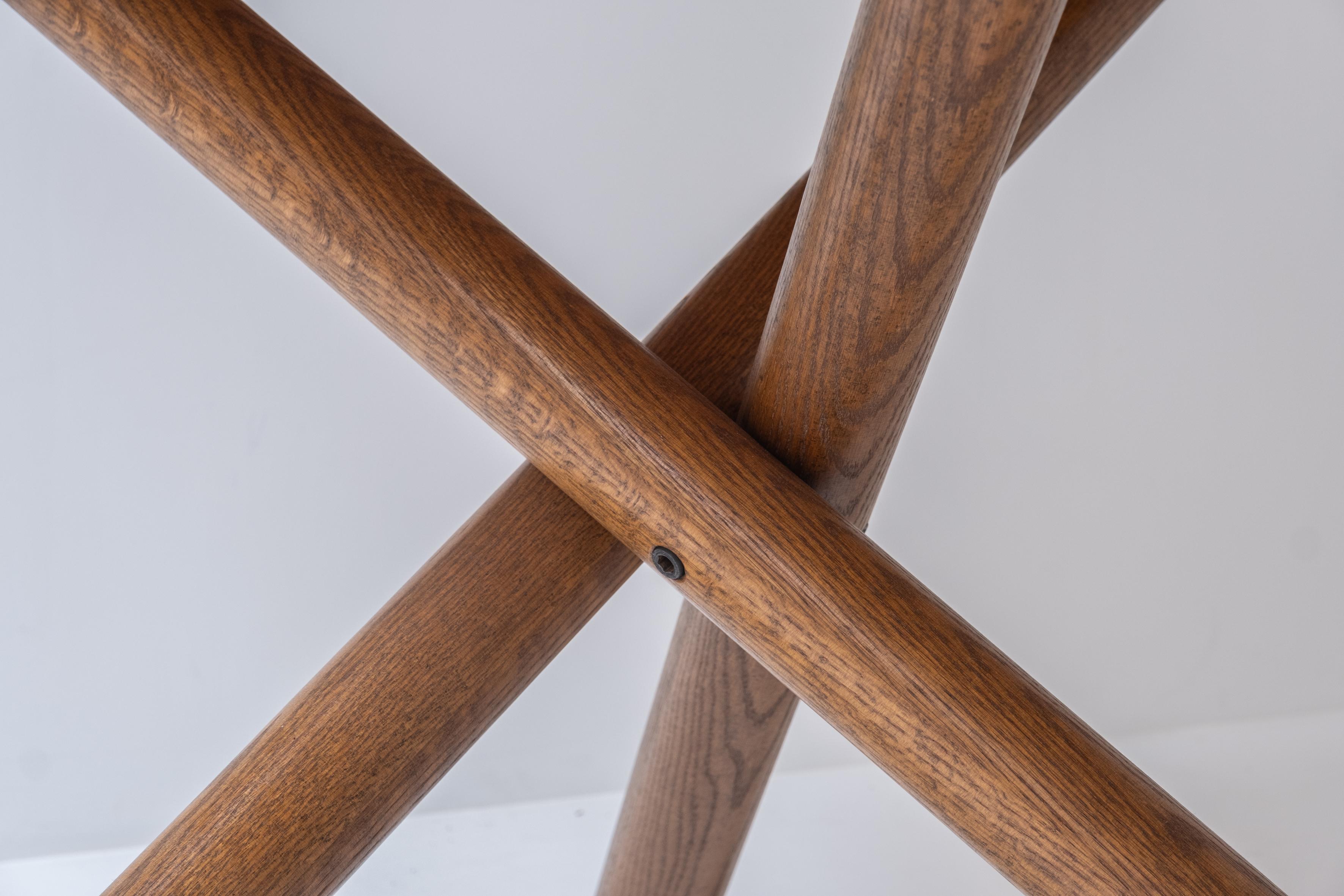 Dutch Oak round dining table with crossed leg by Martin Visser for ‘t Spectrum, 1960s