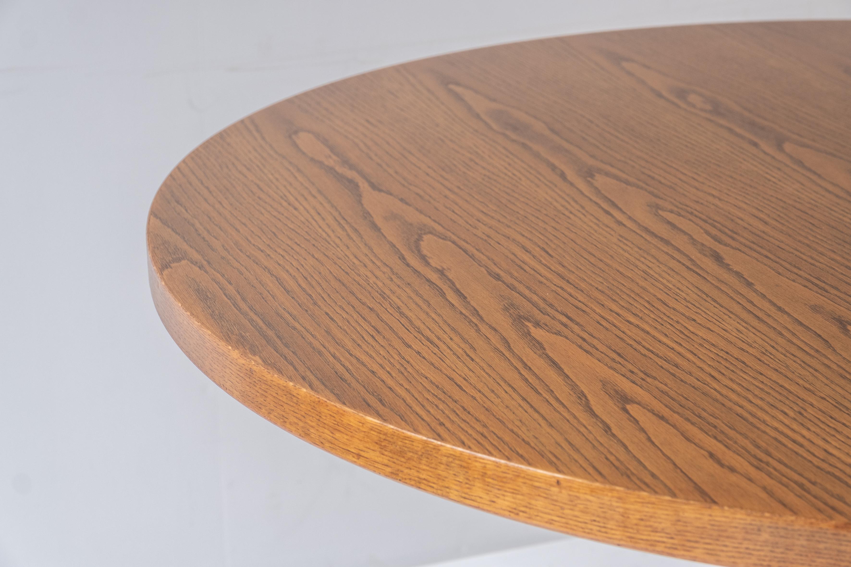 Oak round dining table with crossed leg by Martin Visser for ‘t Spectrum, 1960s In Good Condition In Antwerp, BE
