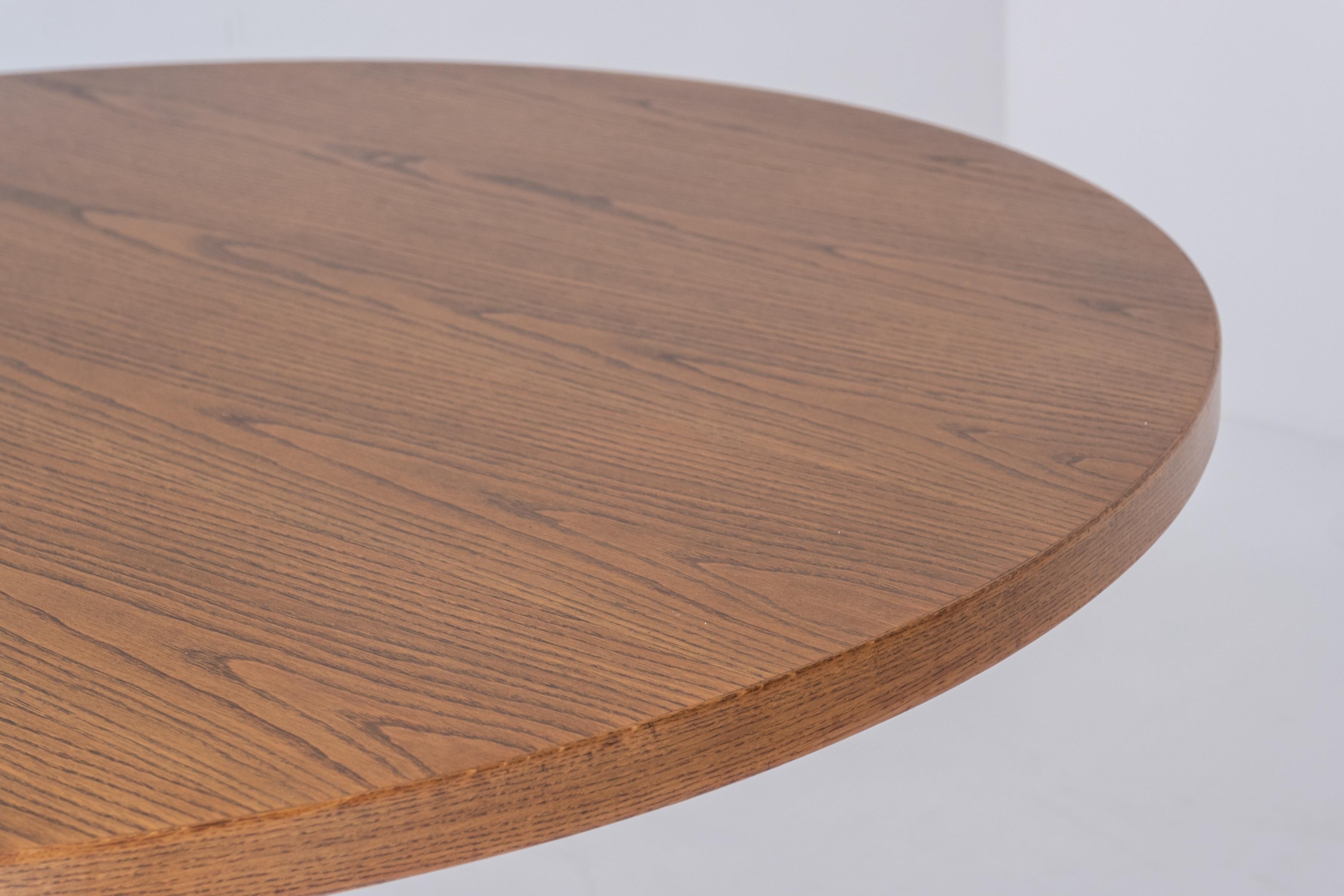 Mid-20th Century Oak round dining table with crossed leg by Martin Visser for ‘t Spectrum, 1960s