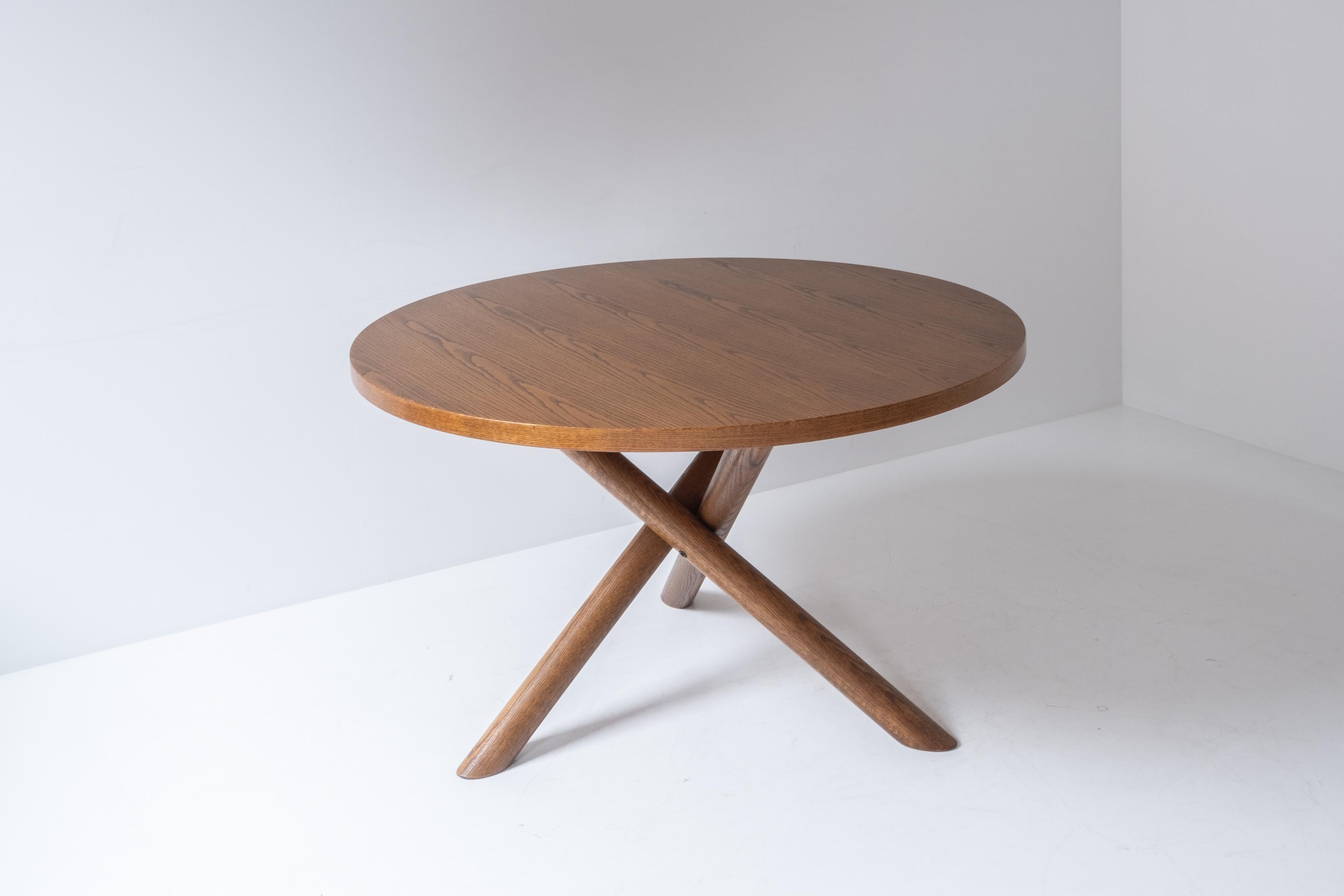 Oak round dining table with crossed leg by Martin Visser for ‘t Spectrum, 1960s 2