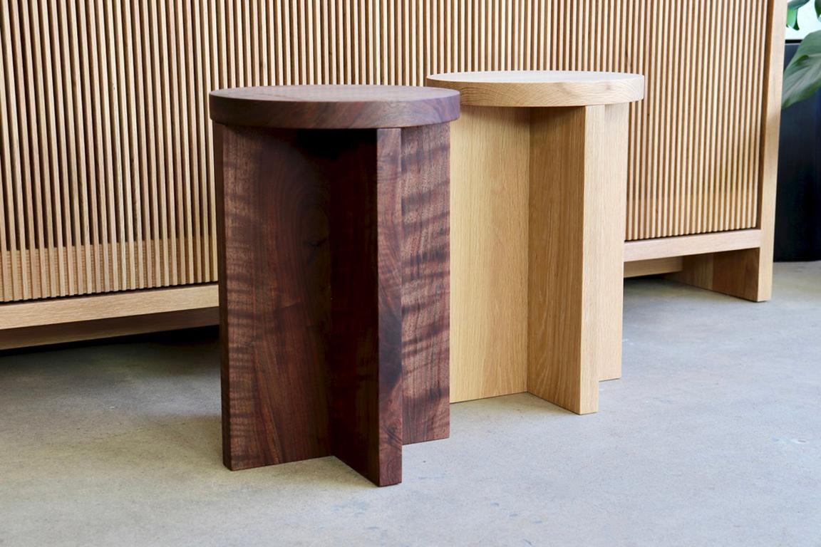 Massivholzhocker / Beistelltisch aus Weißeiche mit runder Platte. Die Hocker mit ihrem klaren und minimalen Design werden in der Werkstatt von MATERIAL in Portland, Oregon, mit Schlitz- und Zapfenverbindungen handgefertigt. Auch mit quadratischer