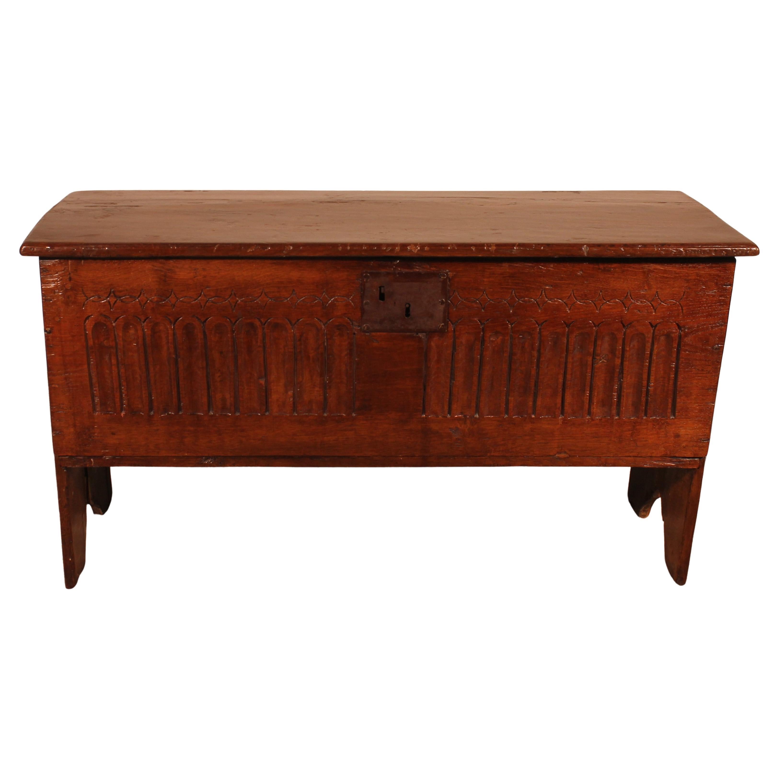 Coffre à sabre en Oak ou Coffre à planches Circa 1600