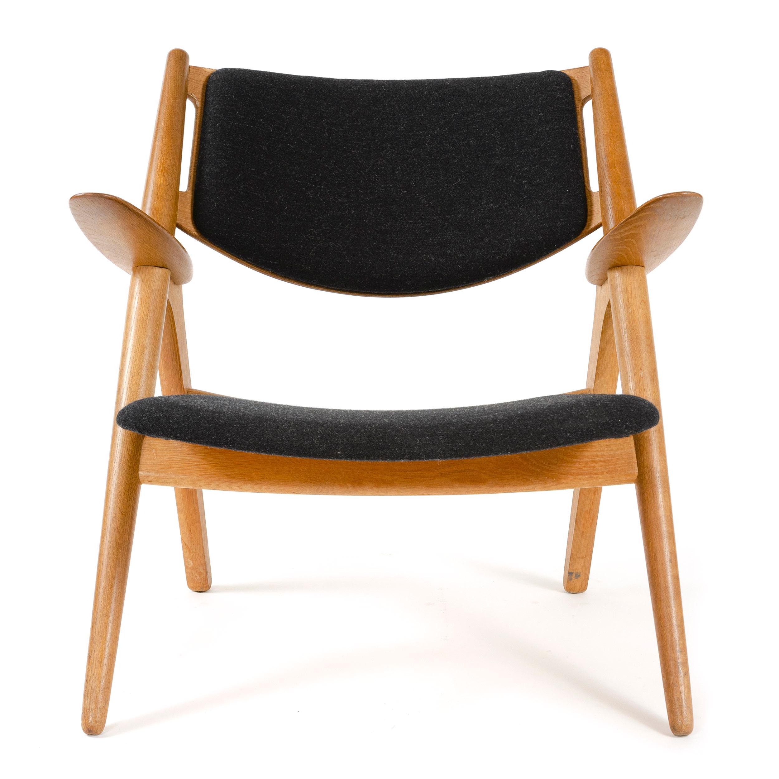 An oak 'Sawbuck' lounge chair having a generously proportioned Savak upholstered back and seat floating on an exposed architectural frame with cantilevered arm rests. Designed by Hans J. Wegner for Carl Hansen & Son in Denmark, 1950s.
24.5