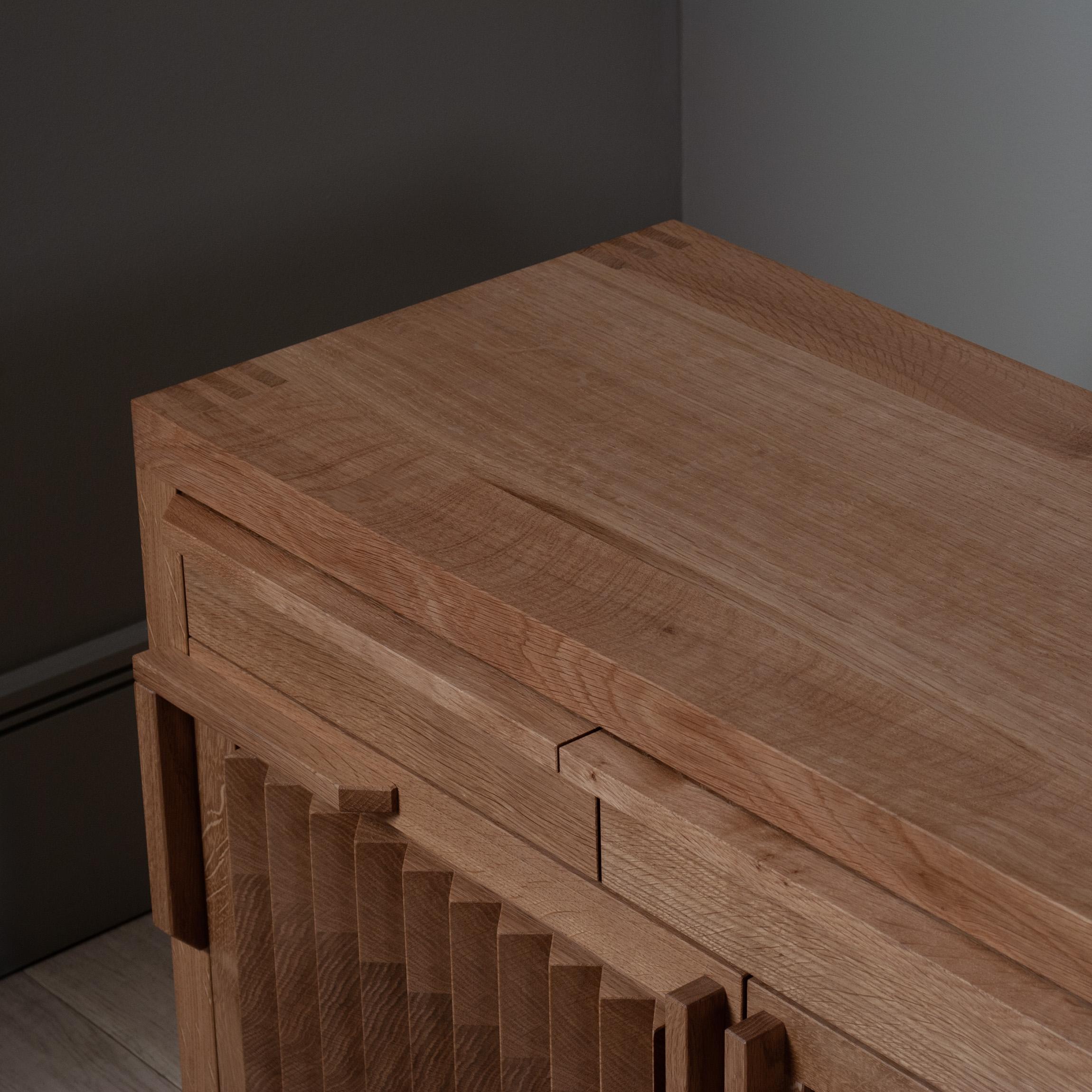 XXI secolo e contemporaneo Mobile a dente di sega in Oak - Credenza in vendita