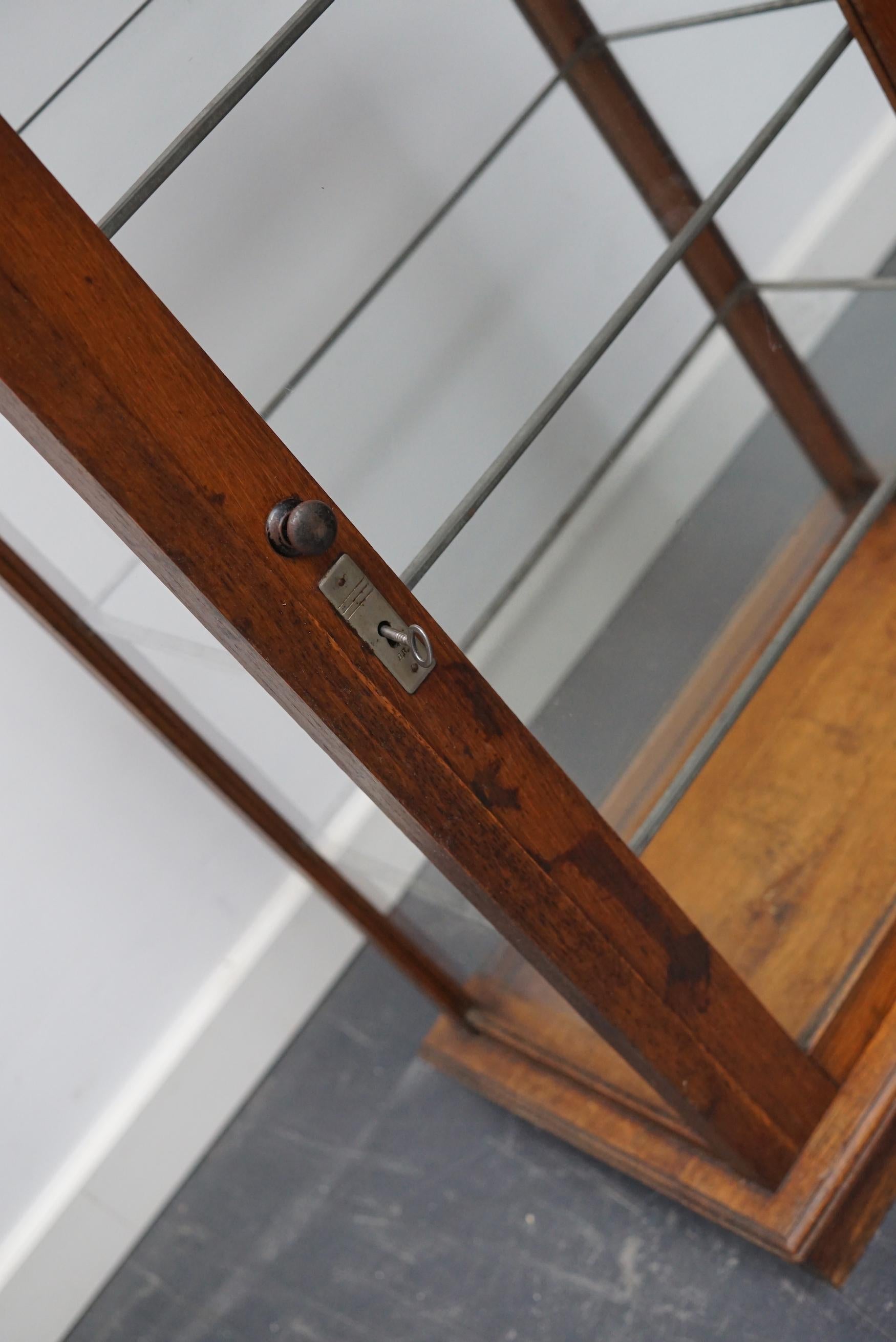 Schlieper-Schrank mit Thekenplatte und Schokoladenladenladenladen-Vitrinenschrank, Eiche, um 1930 5