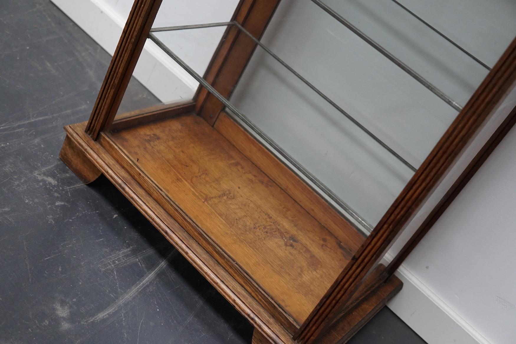 Schlieper-Schrank mit Thekenplatte und Schokoladenladenladenladen-Vitrinenschrank, Eiche, um 1930 im Zustand „Gut“ in Nijmegen, NL