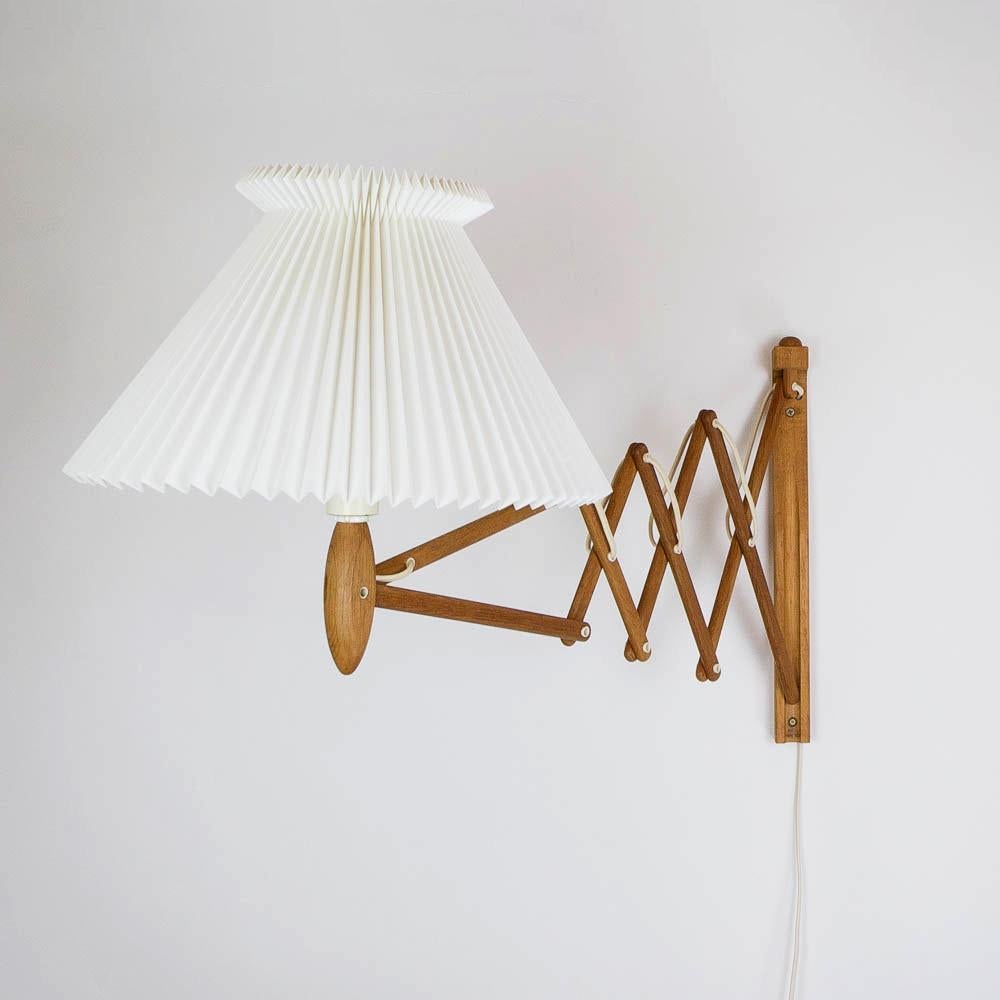 Oak Scissor Light by Erik Hansen for Le Klint In Good Condition In Berkhamsted, GB