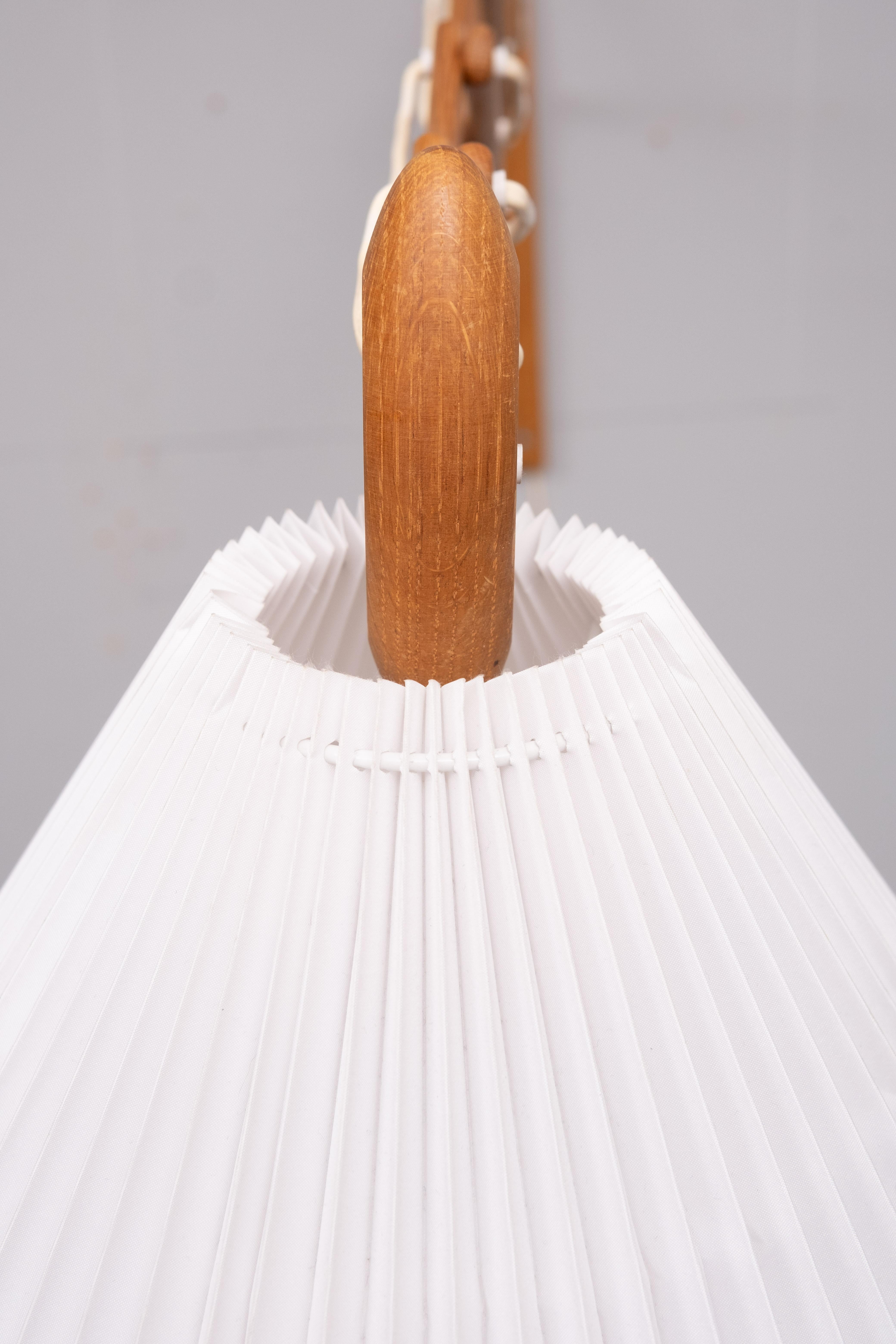 Oak scissors wall lamp Le Klint   1950s Denmark In Good Condition For Sale In Den Haag, NL