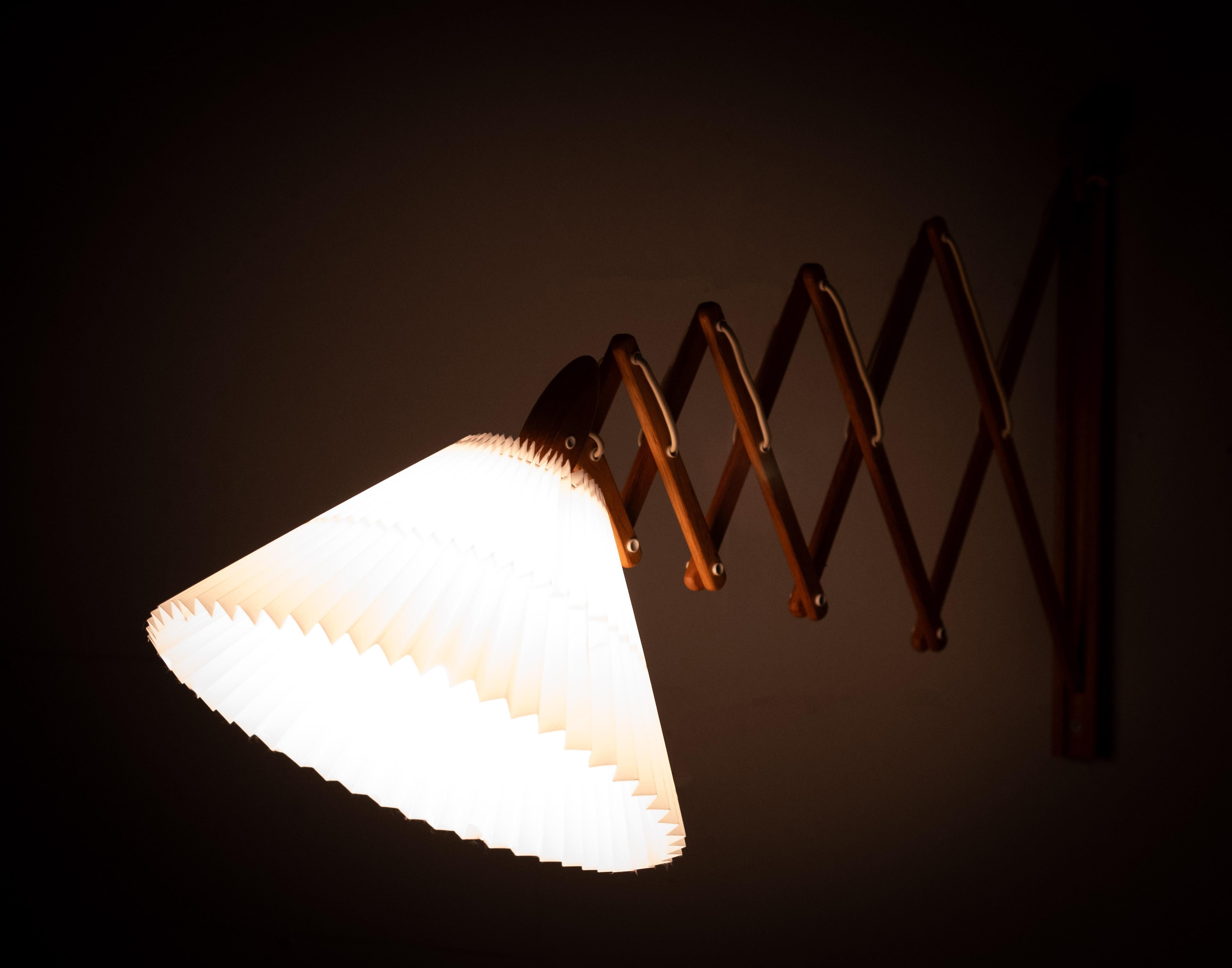 Oak scissors wall lamp Le Klint   1950s Denmark For Sale 2