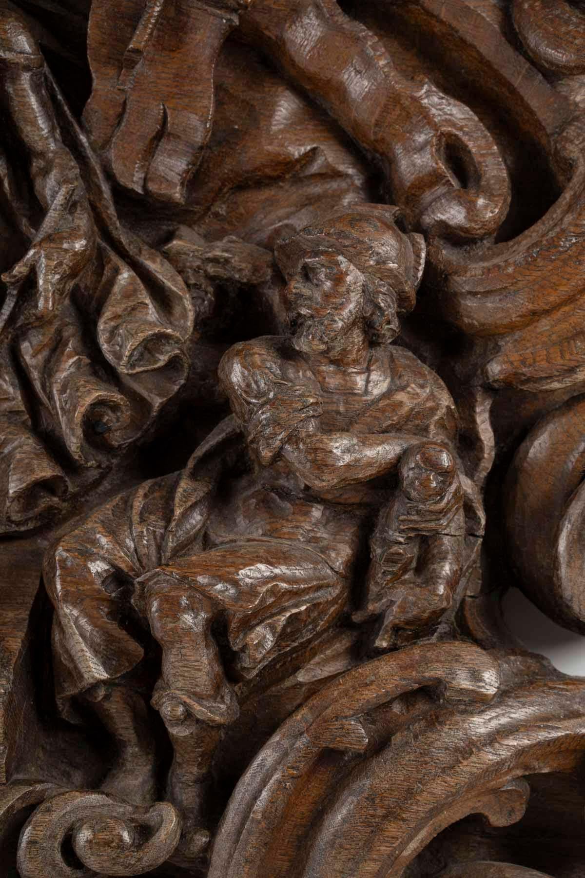 Europeo Scultura in Oak di Cristo che emerge dalla tomba, circondato da soldati romani. in vendita