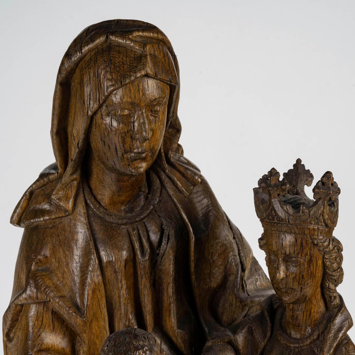 Scultura in Oak di Sant'Anna, XVI secolo.

Grande scultura di Oak di Sant'Anna. Lavori provenienti dall'Alto Reno, regione di Basilea. Primo terzo del XVI secolo. 
A Gesù bambino manca un braccio e la corona della Vergine è leggermente mancante.
H.