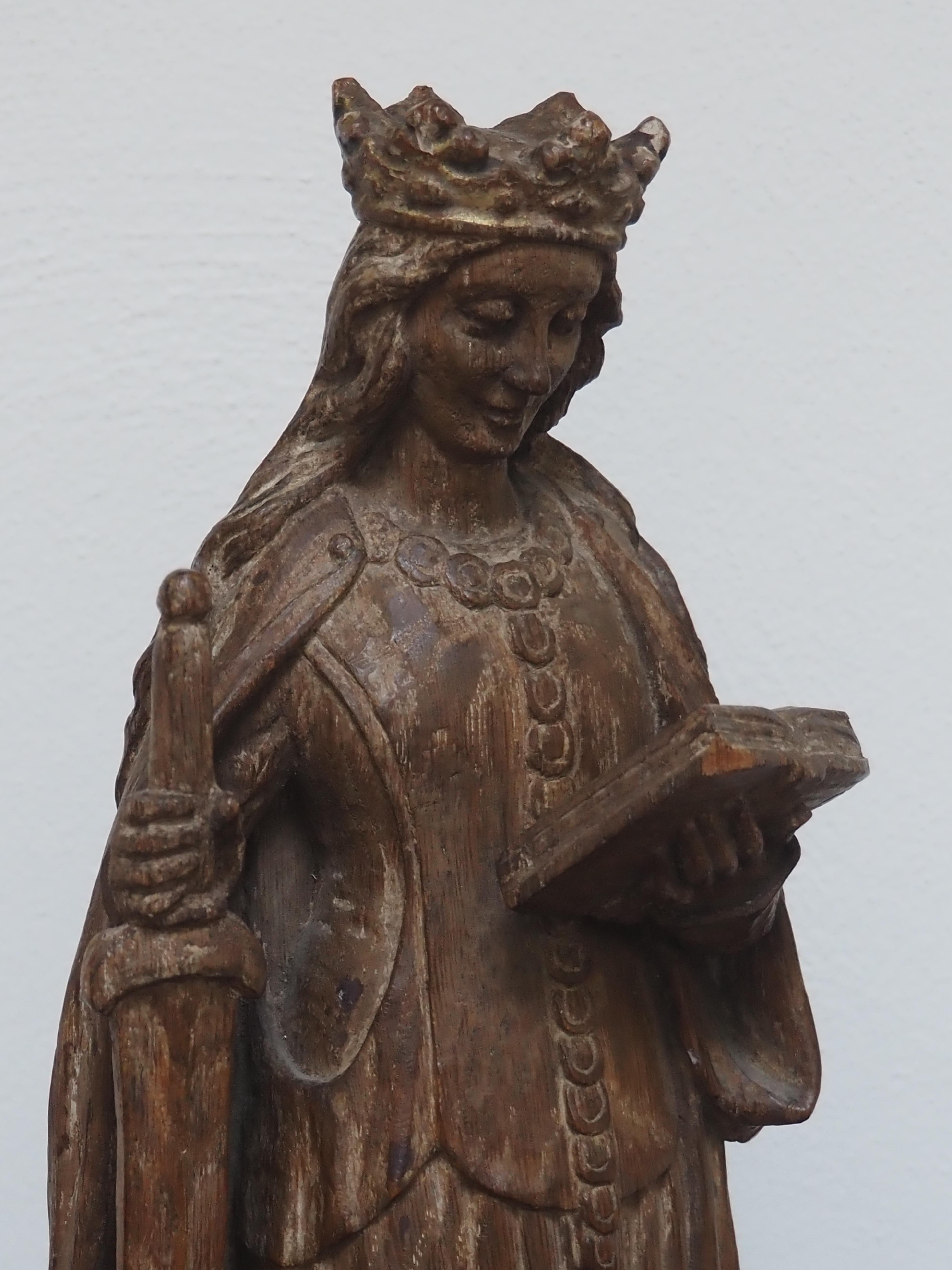 Scultura in Oak raffigurante Santa Caterina d'Alessandria, inizio XVII secolo, Fiandre meridionali
 
Elegante scultura in Oak, alta 33 cm, che raffigura Santa Caterina d'Alessandria, identificabile per la ruota del martirio al suo fianco e il re