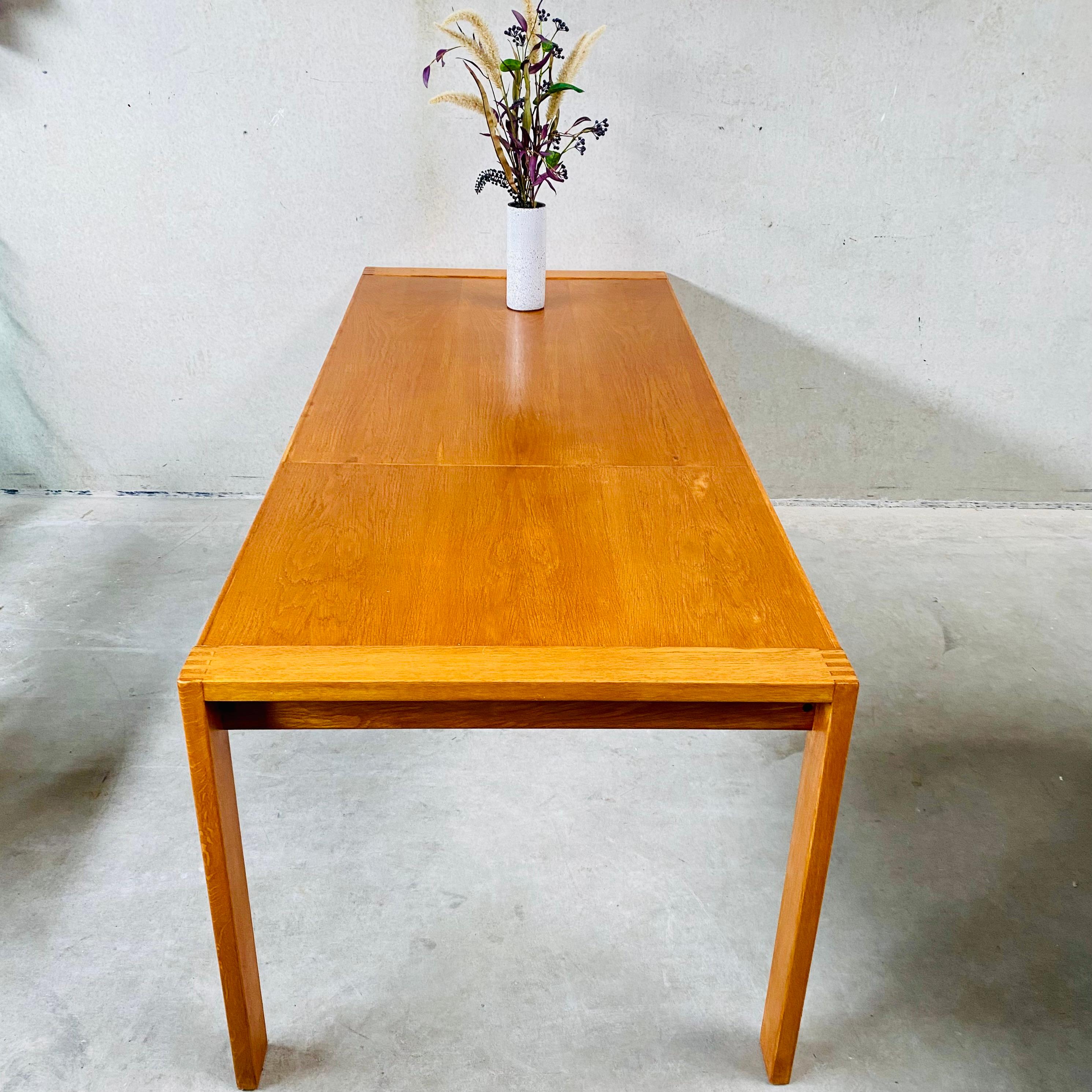 Looking for a stunning piece of midcentury Dutch design that combines sleek lines, functionality, and style? Look no further than the Oak Model SE15 Extendable Dining Table by Pierre Mazairac & Charles Boonzaaijer for Pastoe, 1976.

Crafted with