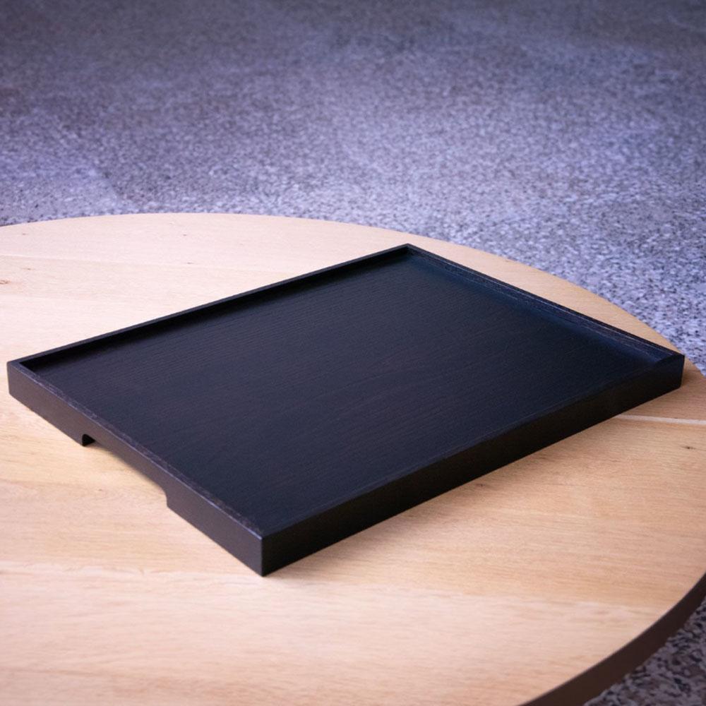 Il vassoio in legno di quercia della serie EDGE per presentazioni e decorazioni è stato appositamente progettato per offrire una presentazione naturale ed elegante. Le sue superfici laterali in legno massiccio di quercia e la sua base rivestita in