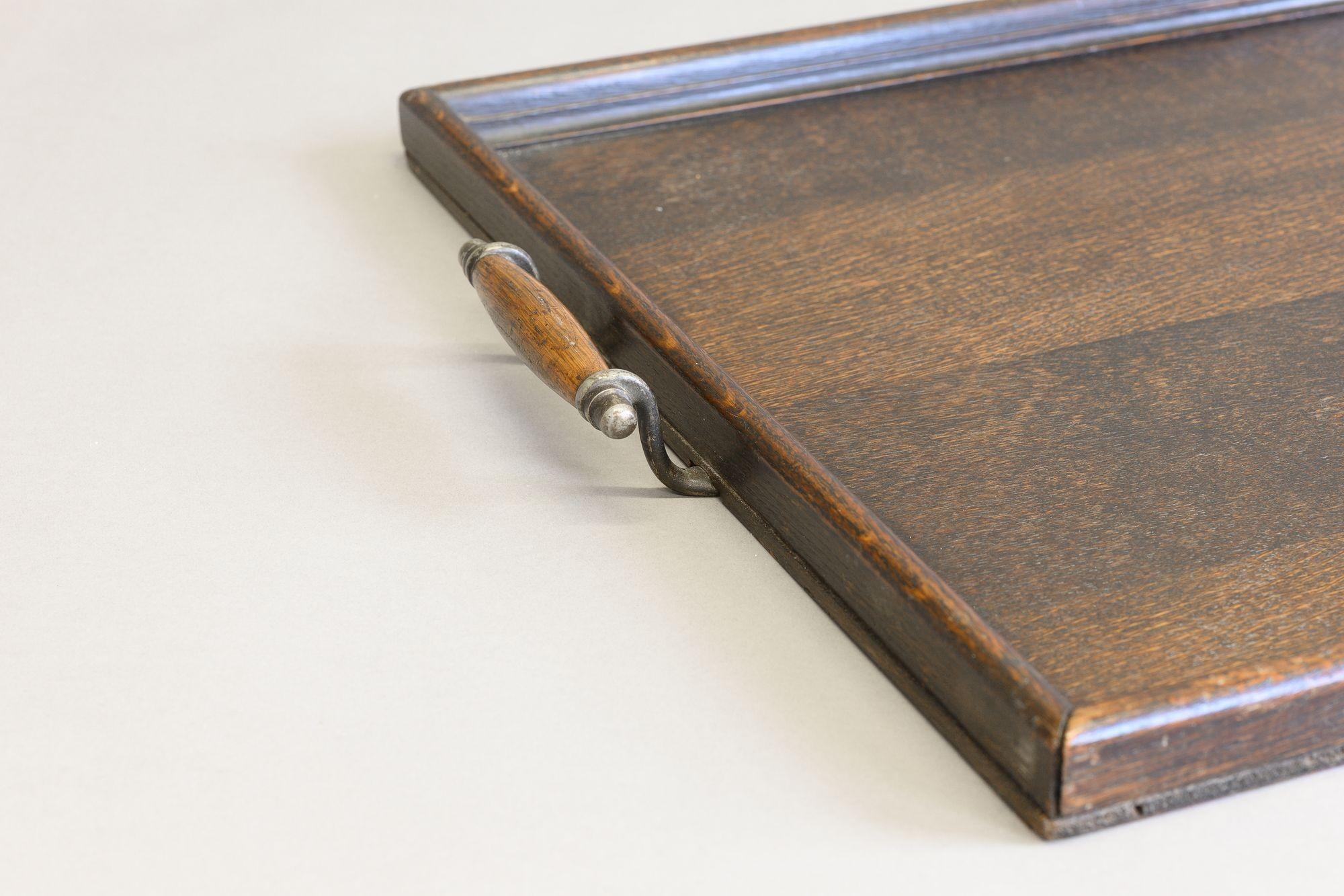 Bandeja de galería de roble con asas de transporte. Alrededor de 1930

Alto 5 cm x Ancho 80 cm x Fondo 47 cm
