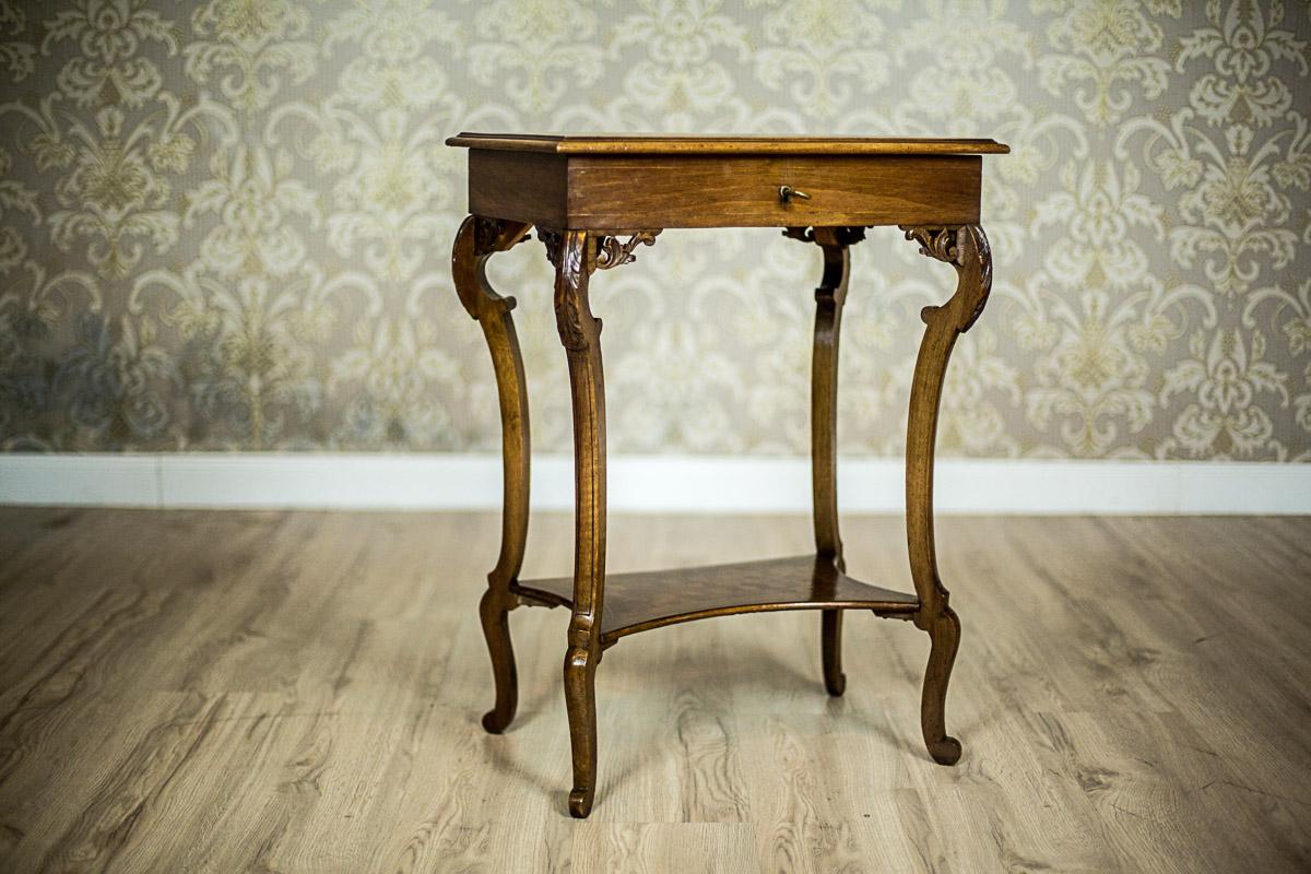 We present you this piece of furniture composed of a rectangular apron with a liftable pulpit and a base on four legs.
The legs are made of double volutes that are connected, at the bottom, with a cross bar in the form of a shelf with concave