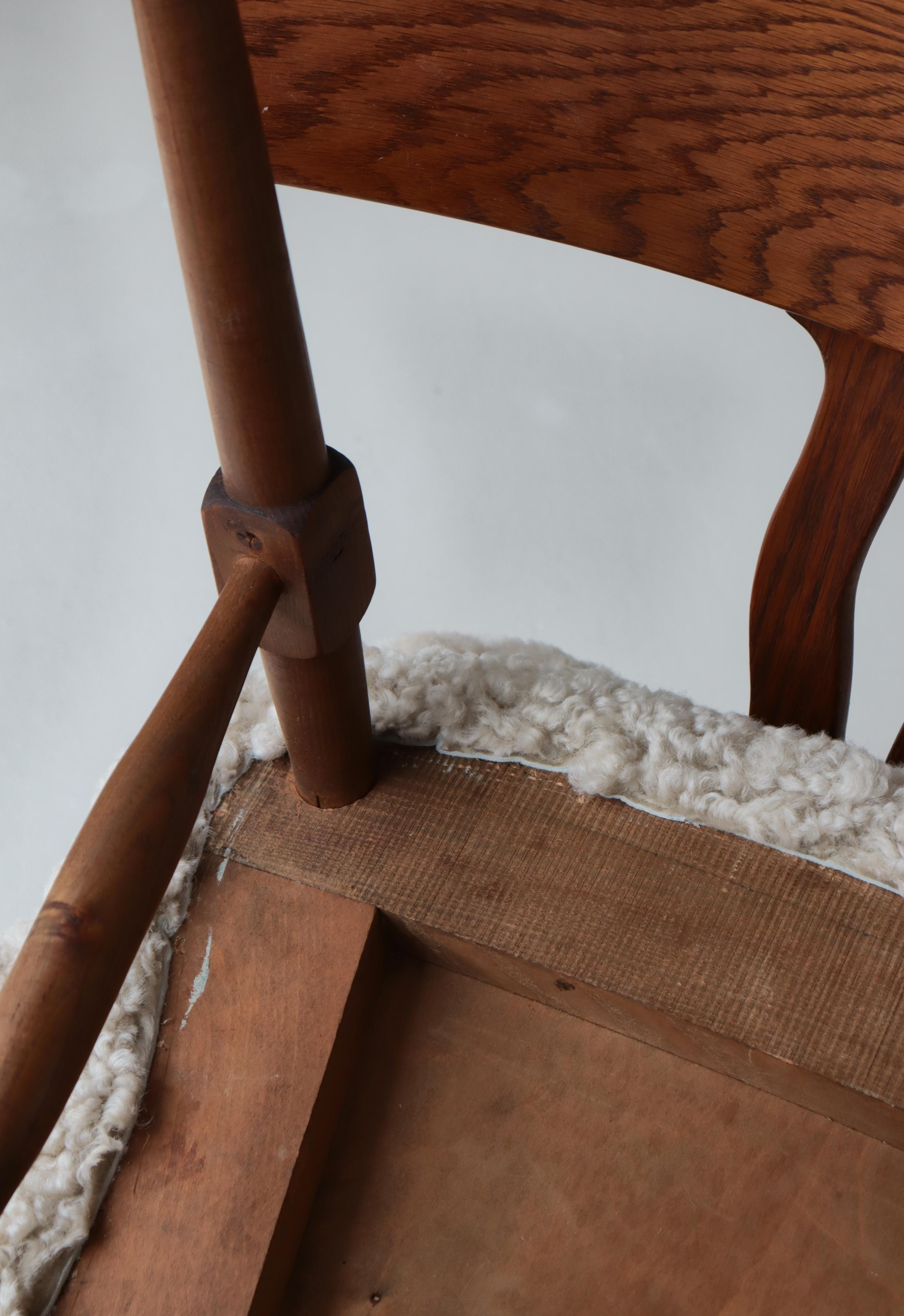 Set di 6 sedie da pranzo in Oak e pelle di pecora di Henry Kjærnulf, anni '40, Danimarca in vendita 11