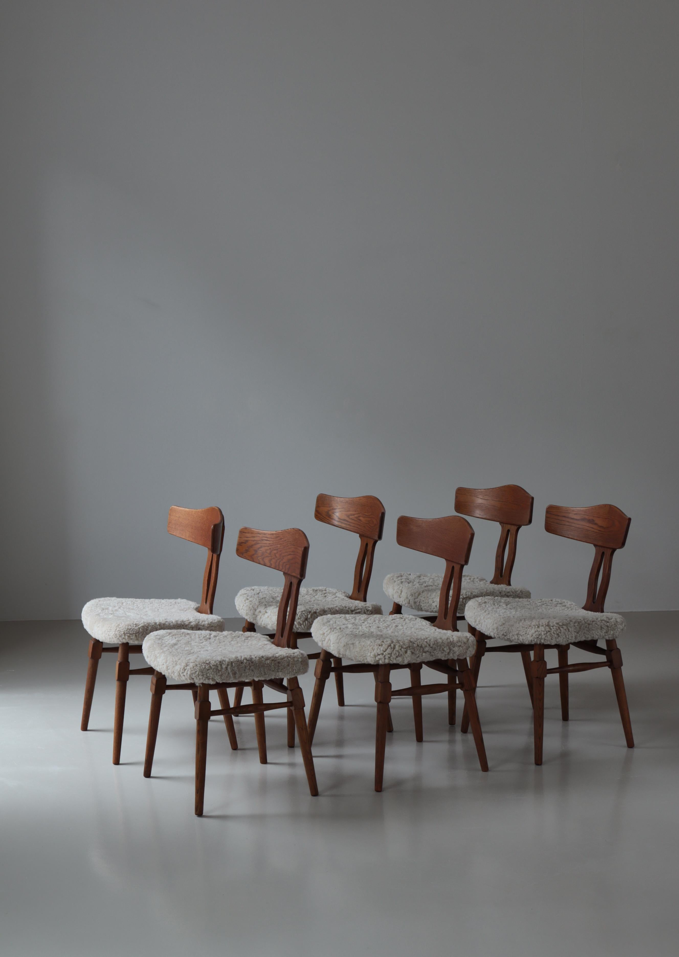 Scandinavo moderno Set di 6 sedie da pranzo in Oak e pelle di pecora di Henry Kjærnulf, anni '40, Danimarca in vendita